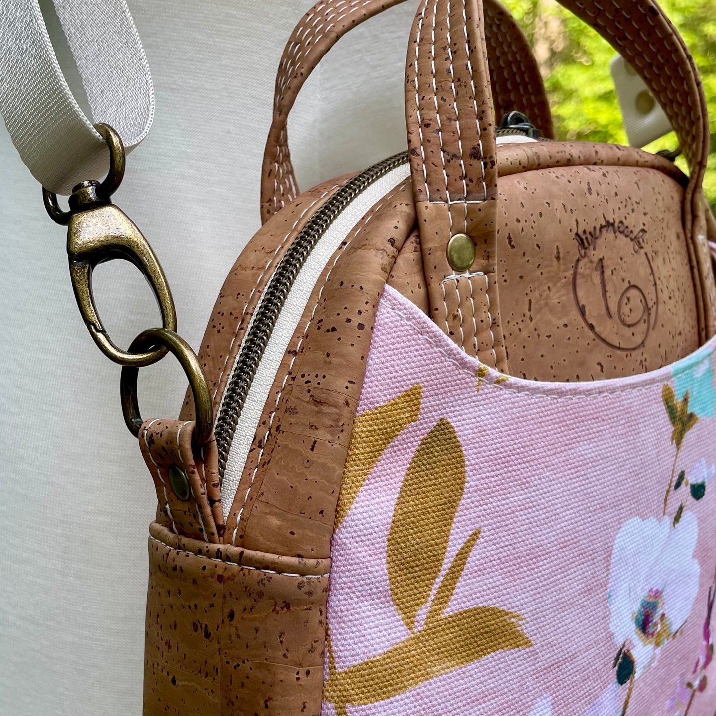 Montréal petit format - Sac à main à motif de fleurs et en liège brun pâle
