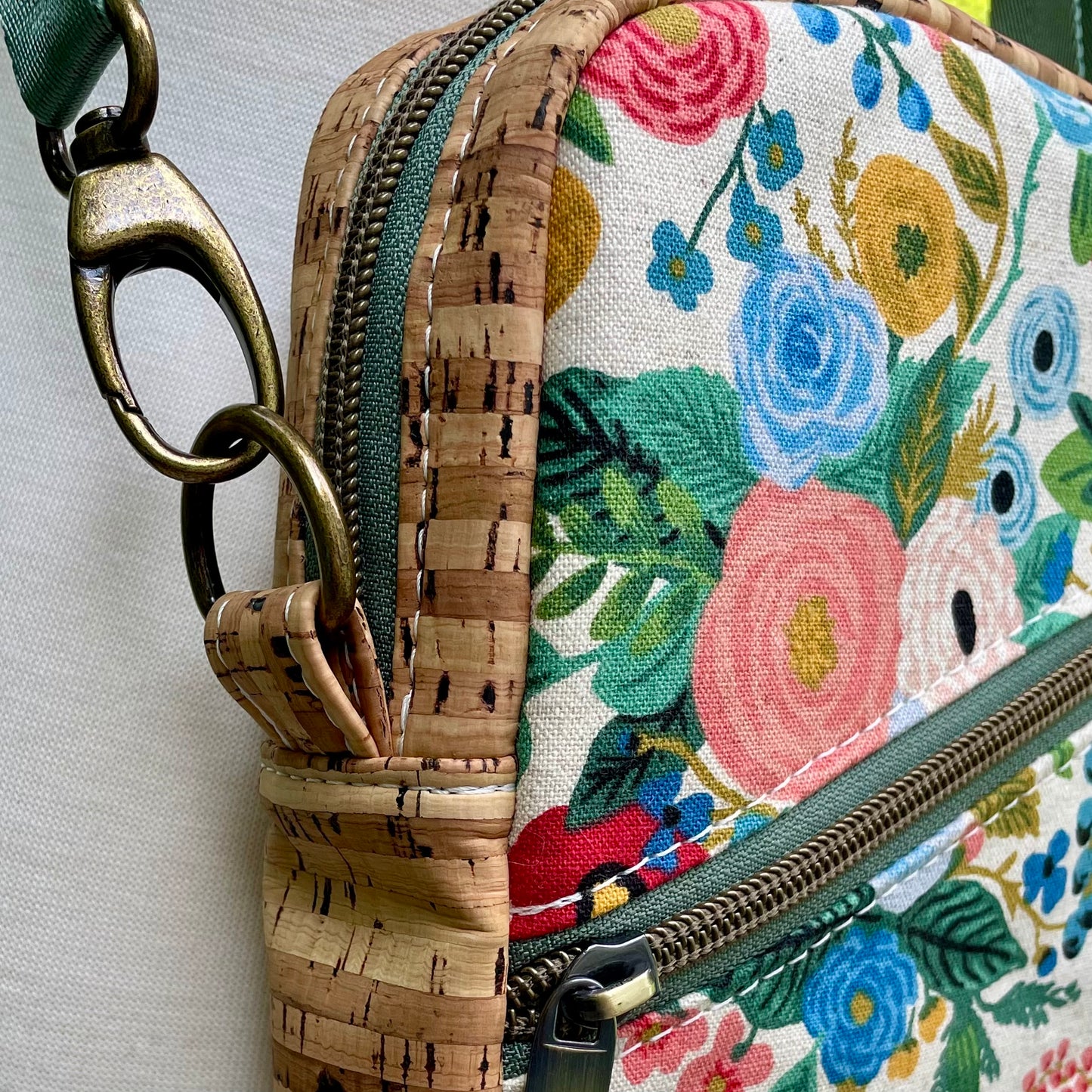 Sac bandoulière en liège naturel au devant en canevas à motif de fleurs.