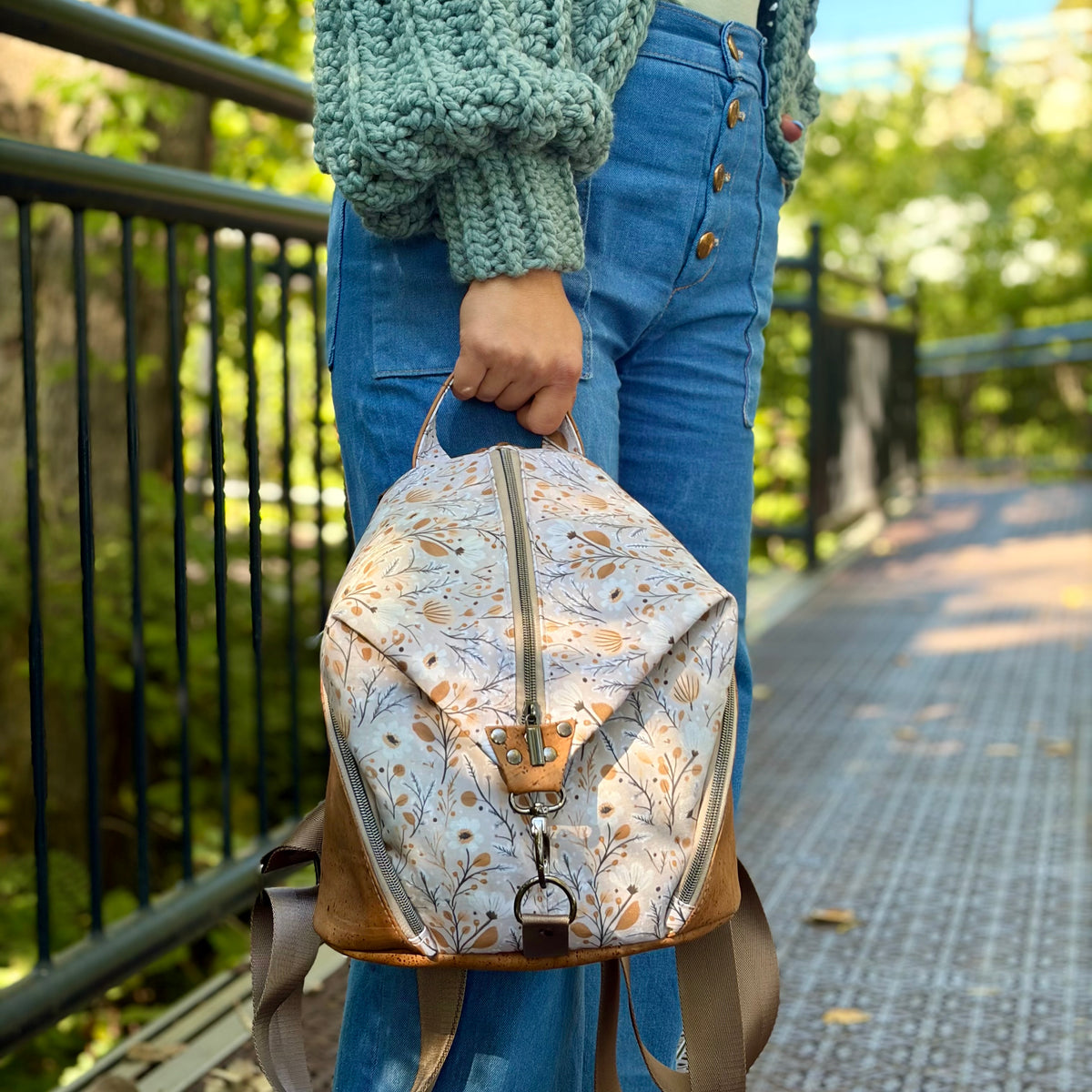 Sac à dos en canevas beige à motif de fleurs, liège brun pâle