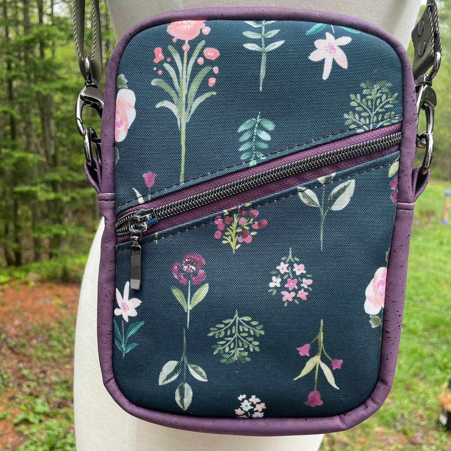 Sac bandoulière en liège mauve au devant en canevas foncé à motif de fleurs.