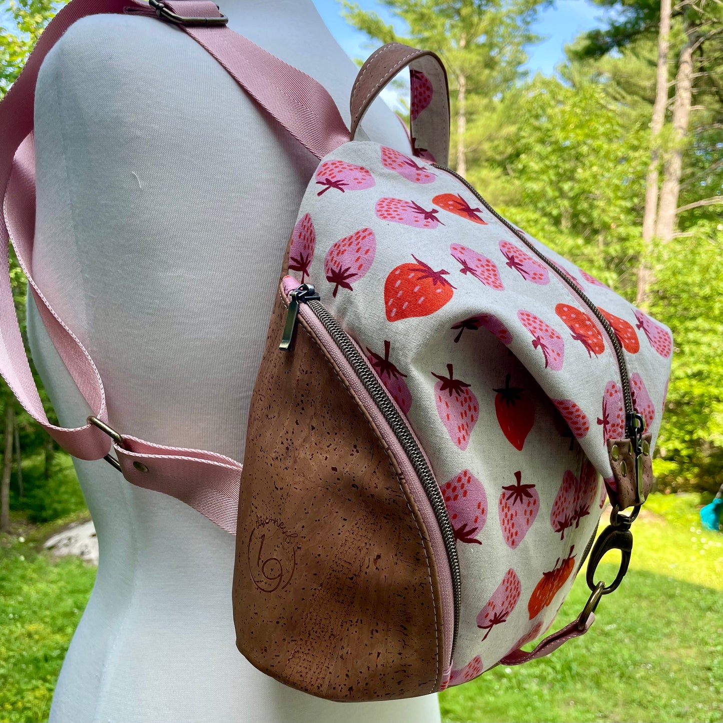 Sac à dos en canevas à motifs de fraises et au liège brun pâle