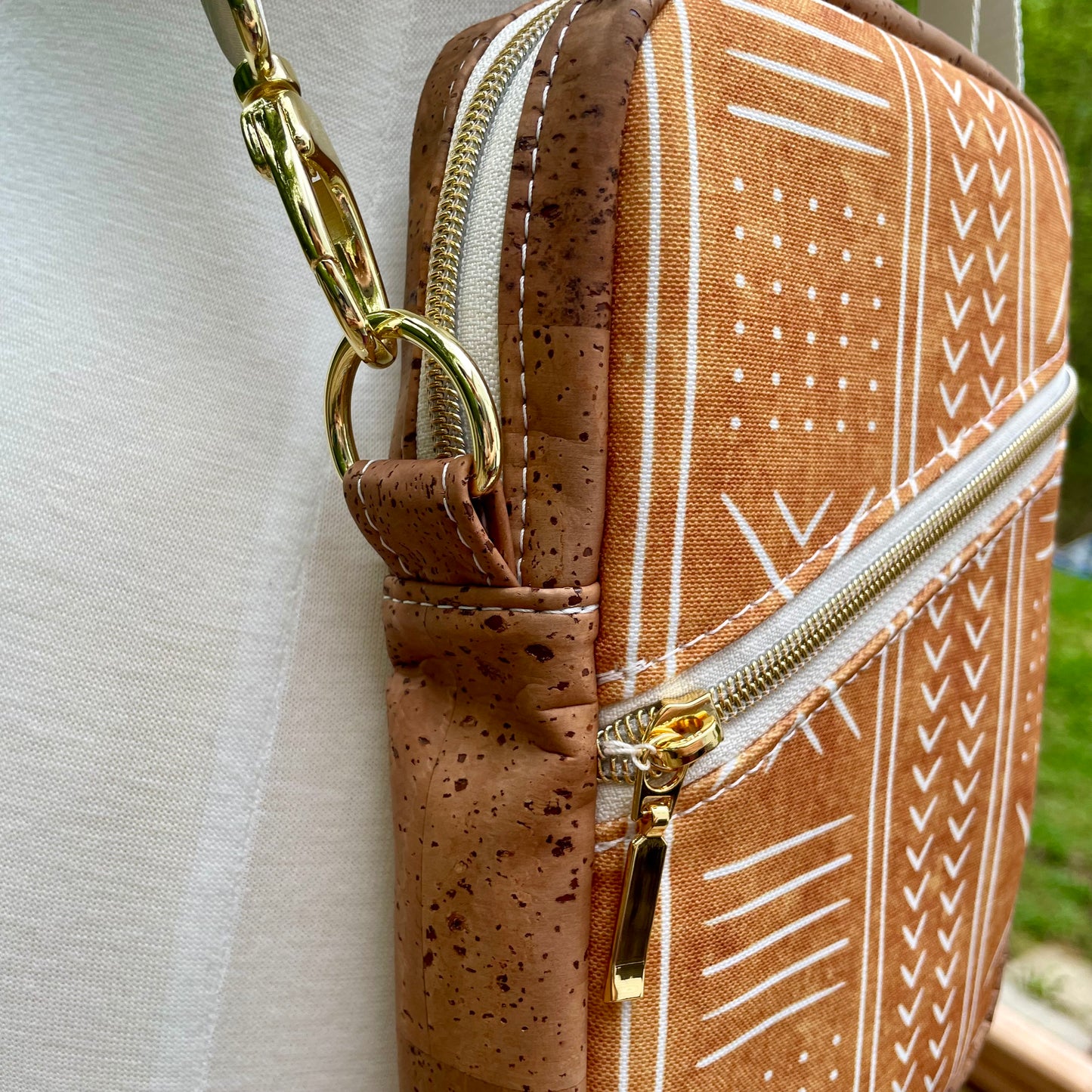 Sac bandoulière en liège brun pâle au devant en canevas jaune et crème.