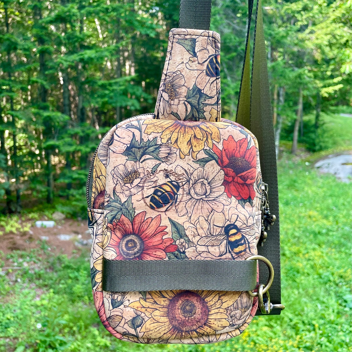Sac de corps en liège naturel à motif de fleurs et d’abeilles