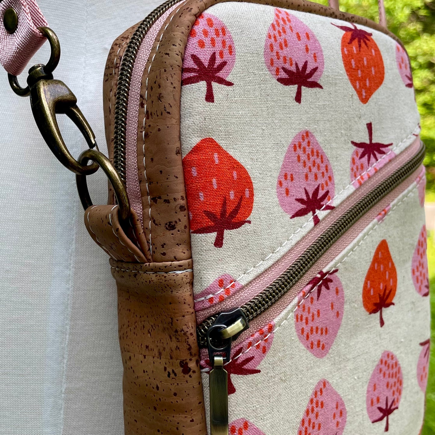 Sac bandoulière en liège brun pâle au devant en canevas à motif de fraises