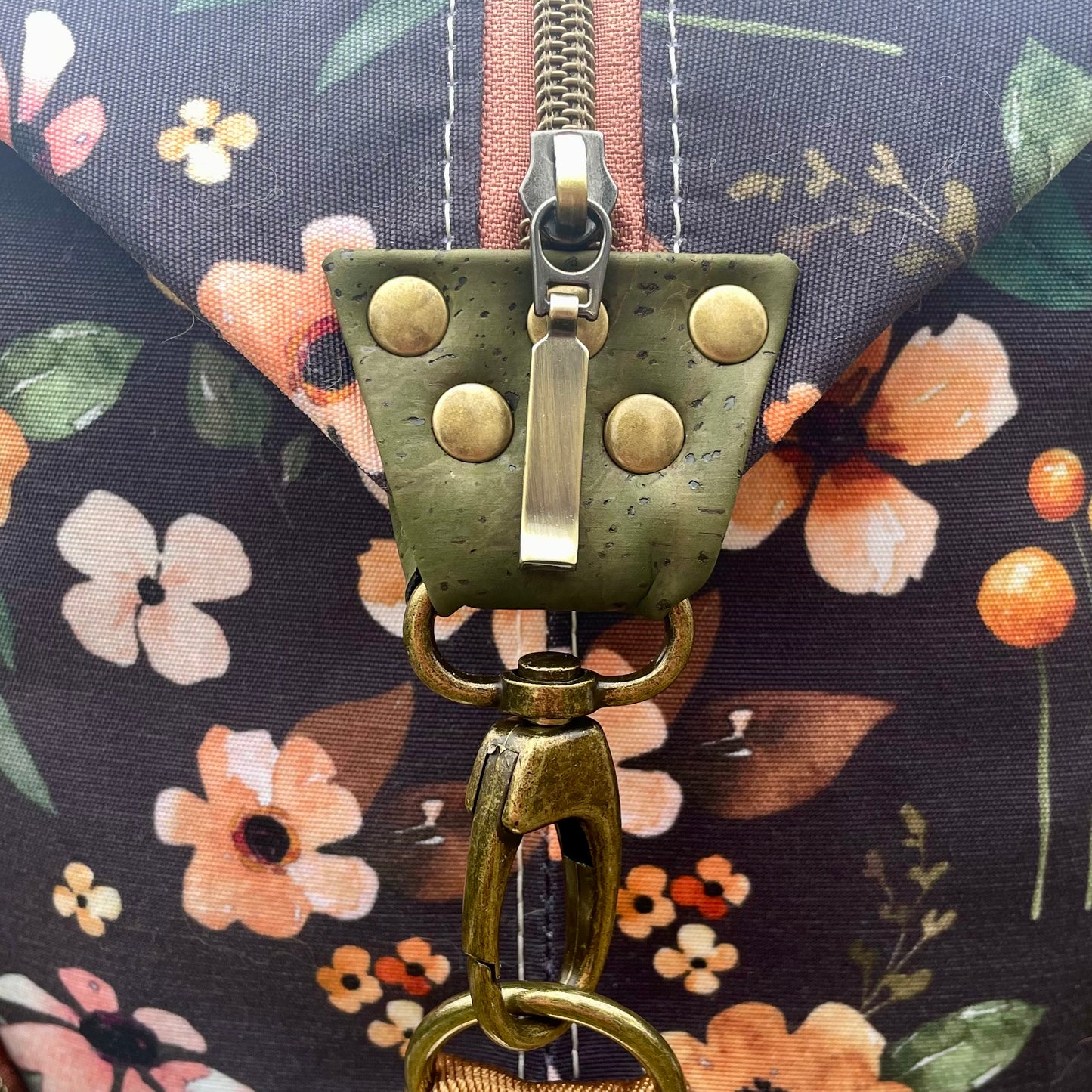 Sac à dos en canevas à motifs de fleurs et au liège vert.