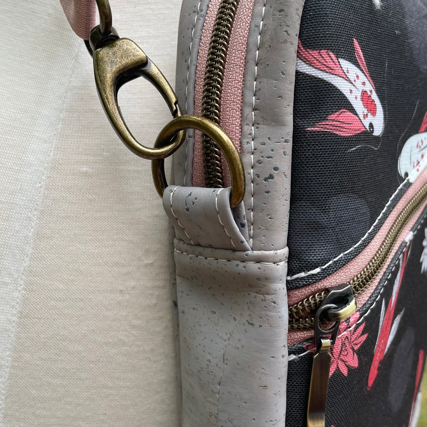 Sac bandoulière en liège gris pâle au devant en canevas à motif de poissons.