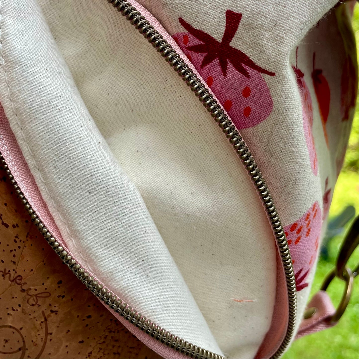 Sac à dos en canevas à motifs de fraises et au liège brun pâle
