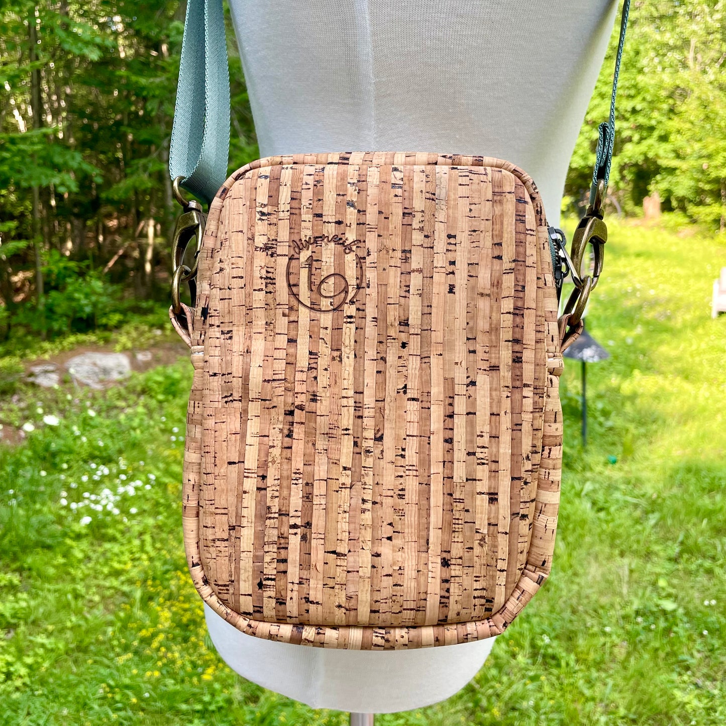 Sac bandoulière en liège naturel au devant en canevas à motif de fleurs.