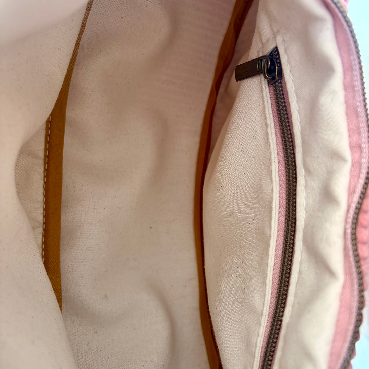 Le Charlevoix - Sac en demi-lune en corduroy uni rose