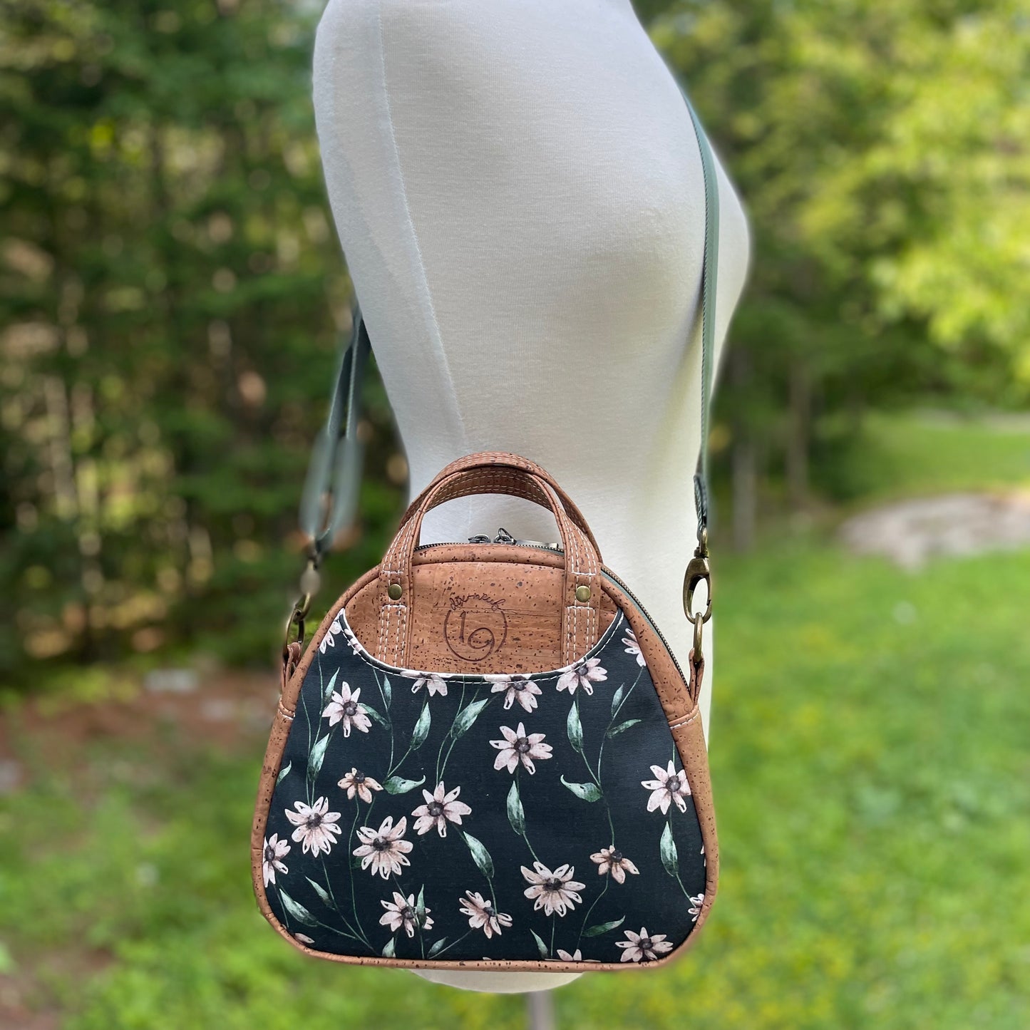 Montréal petit format - Sac à main à motif de fleurs et en liège brun pâle