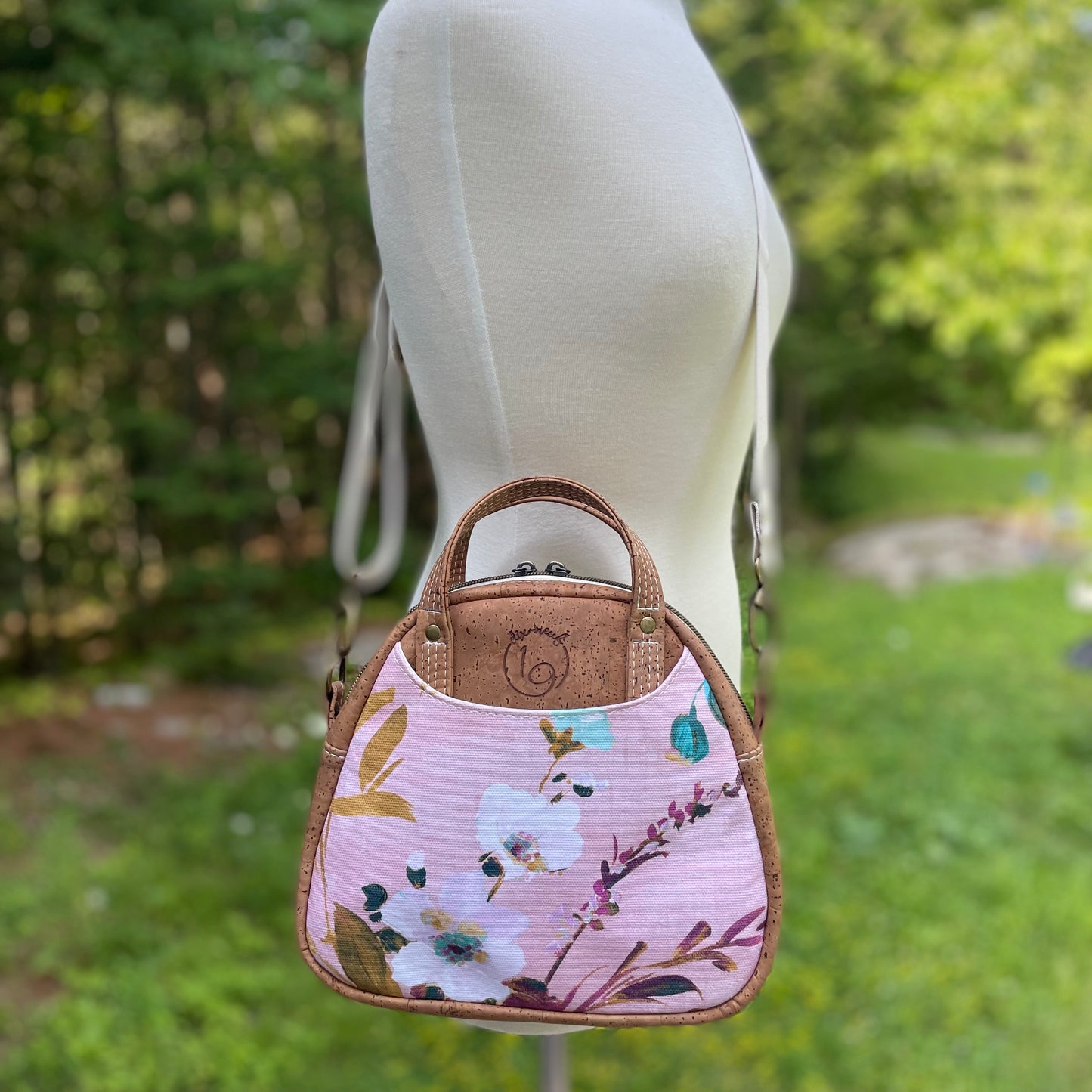 Montréal petit format - Sac à main à motif de fleurs et en liège brun pâle