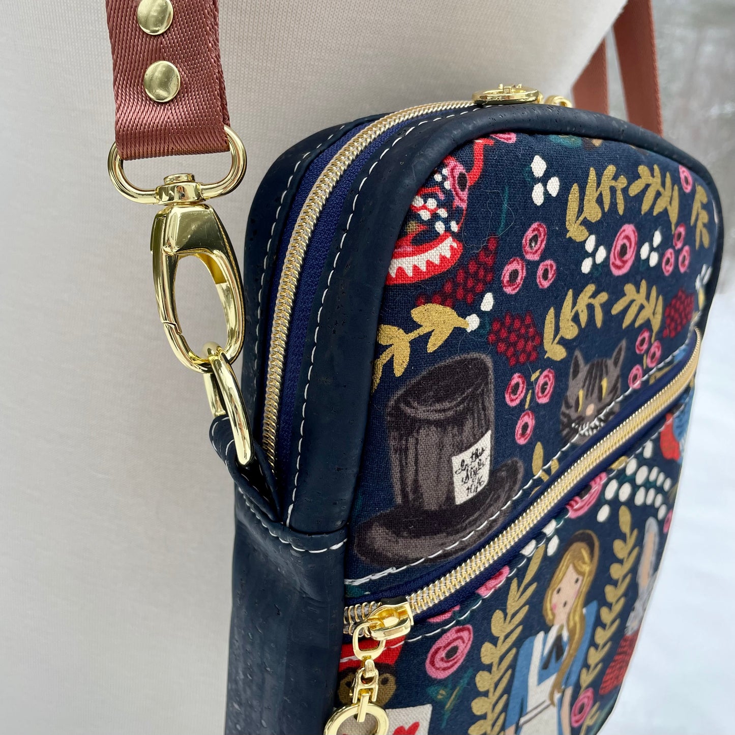 Sac bandoulière en liège bleu marin au devant en canevas coloré à motif inspirés de Alice.