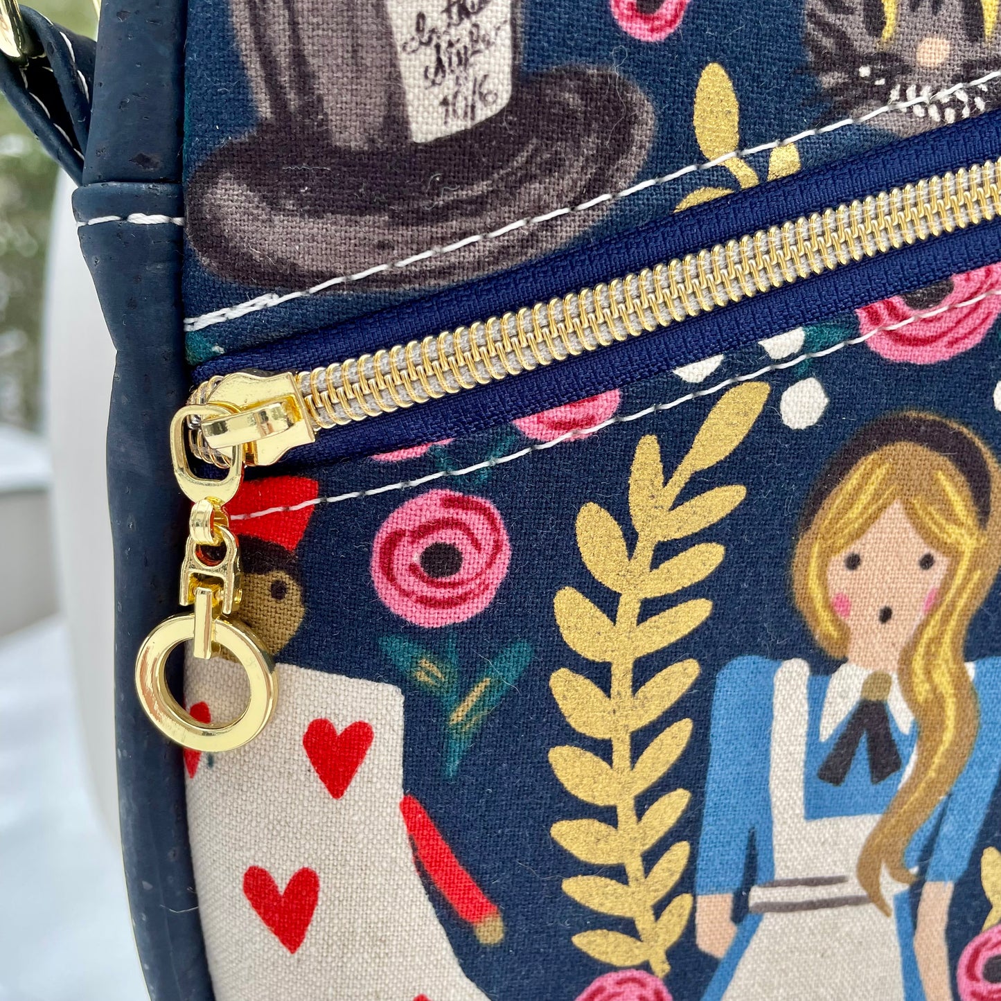 Sac bandoulière en liège bleu marin au devant en canevas coloré à motif inspirés de Alice.