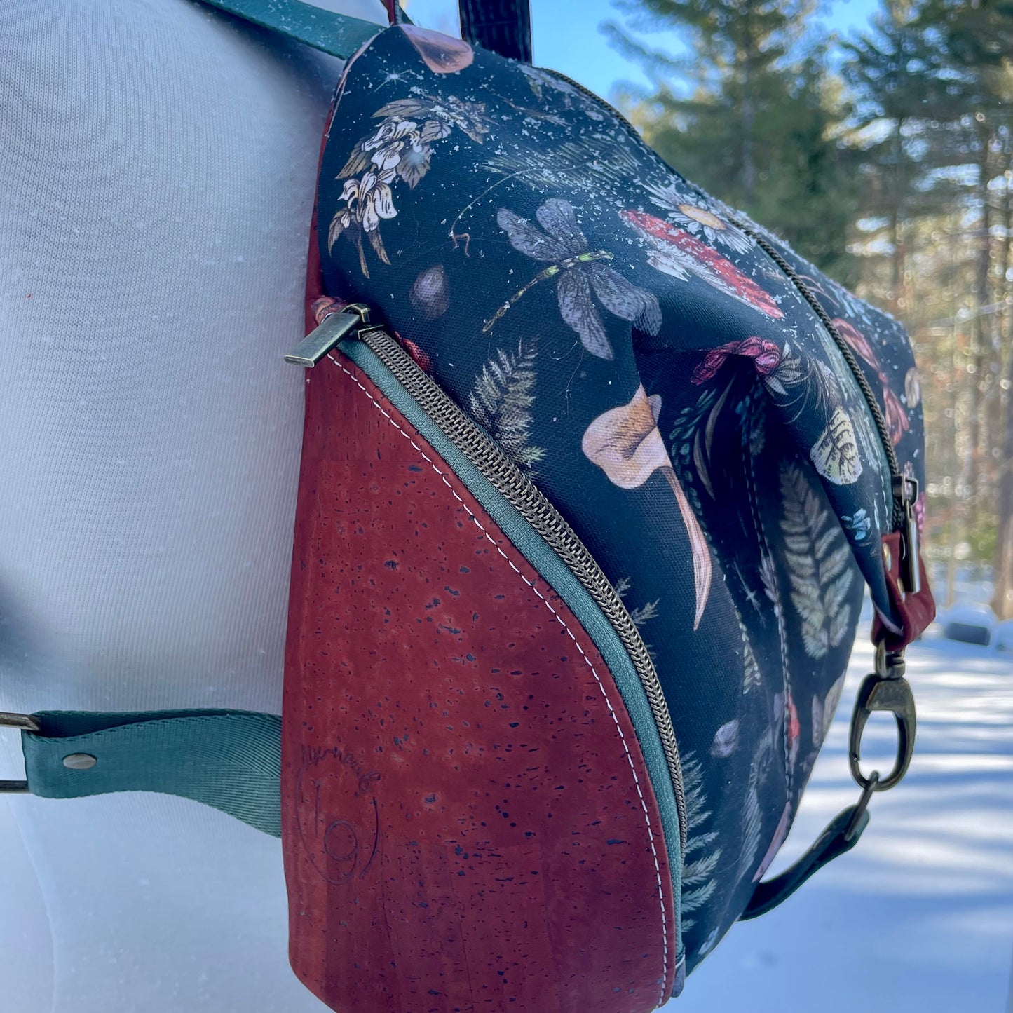 Sac à dos en canvas à motifs de fleurs et de champignons et au liège bourgogne.