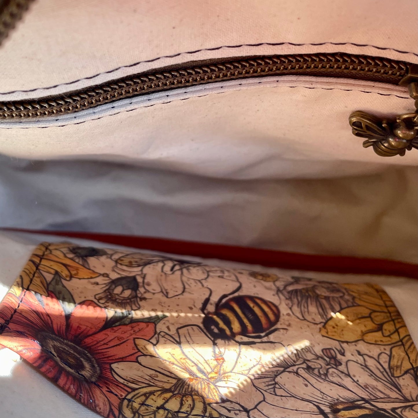 Montréal petit format - Sac à main à motifs tournesols et de d’abeilles et en liège rouge brique