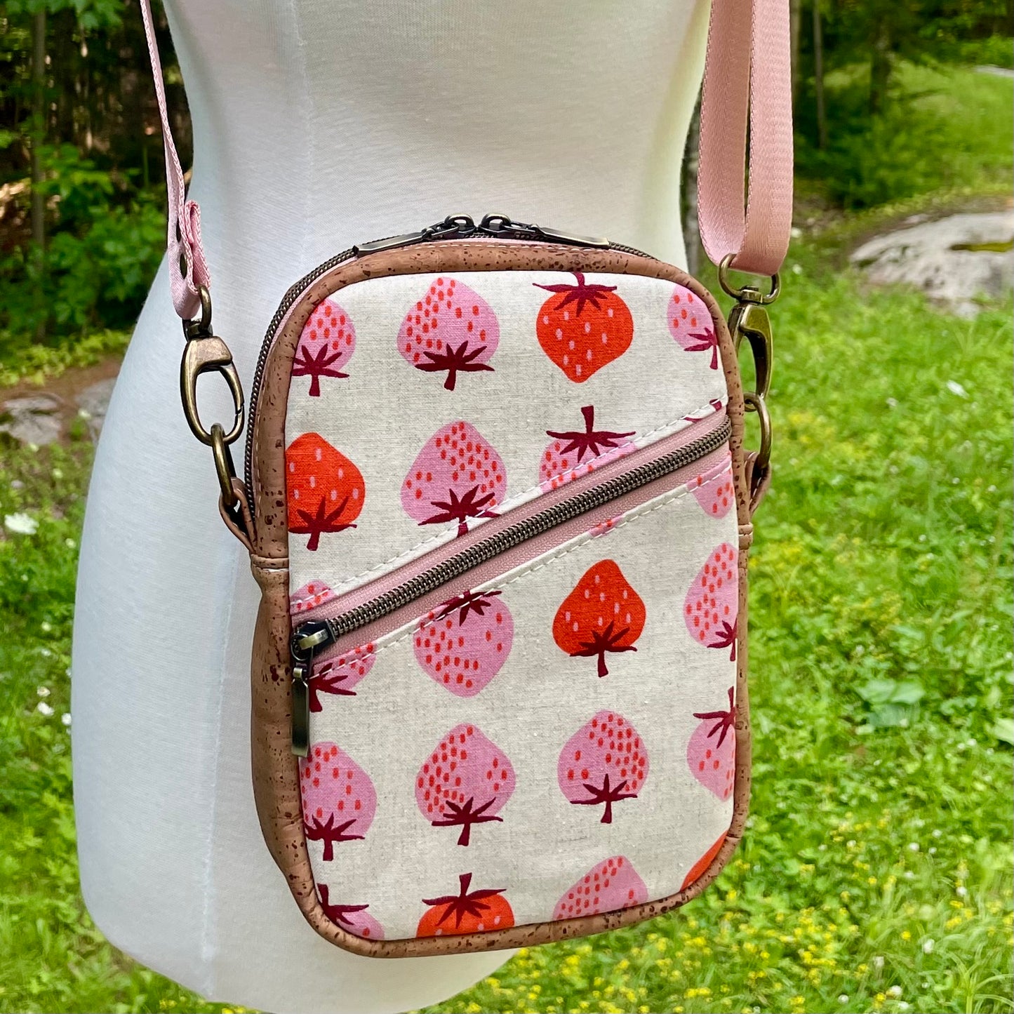 Sac bandoulière en liège brun pâle au devant en canevas à motif de fraises