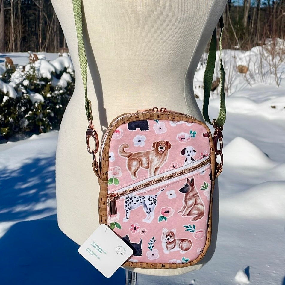 Sac bandoulière en liège naturel au devant en canevas à motif de fleurs et de chiens.