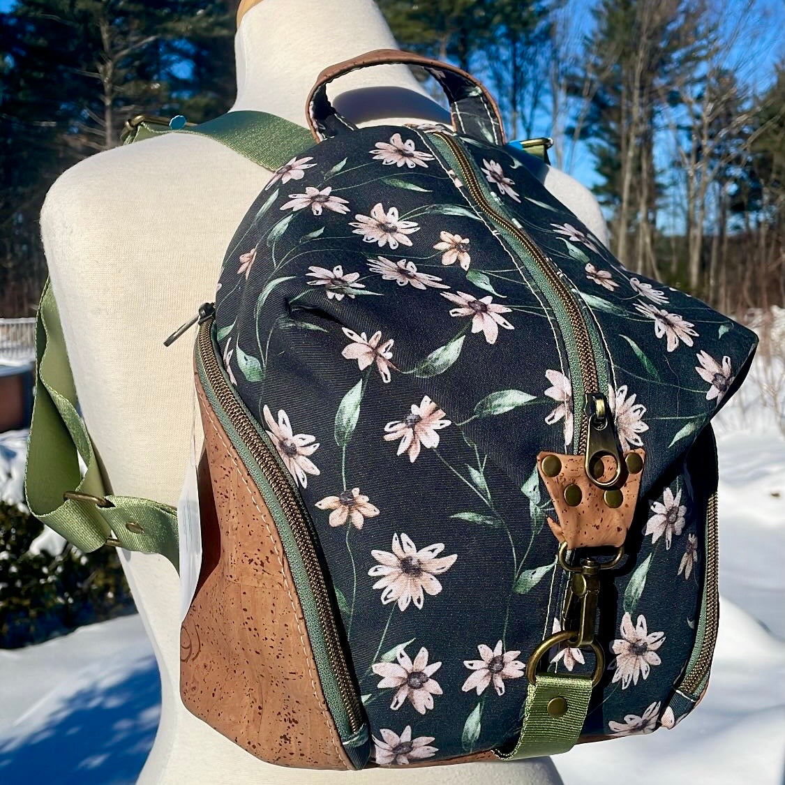 Sac à dos en canevas à motifs de fleurs et au liège brun pâle.