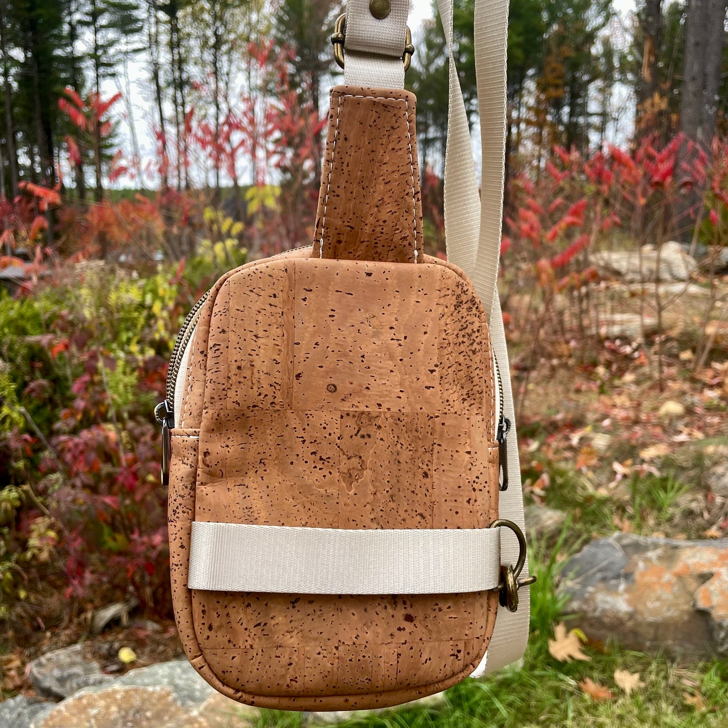 Sac de corps en liège brun pâle au devant en canevas beige à motifs de fleurs