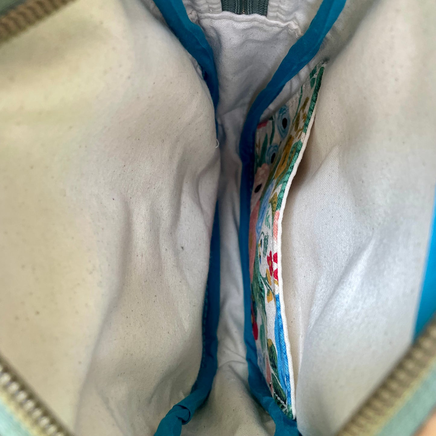 Sac bandoulière en liège naturel au devant en canevas à motif de fleurs.