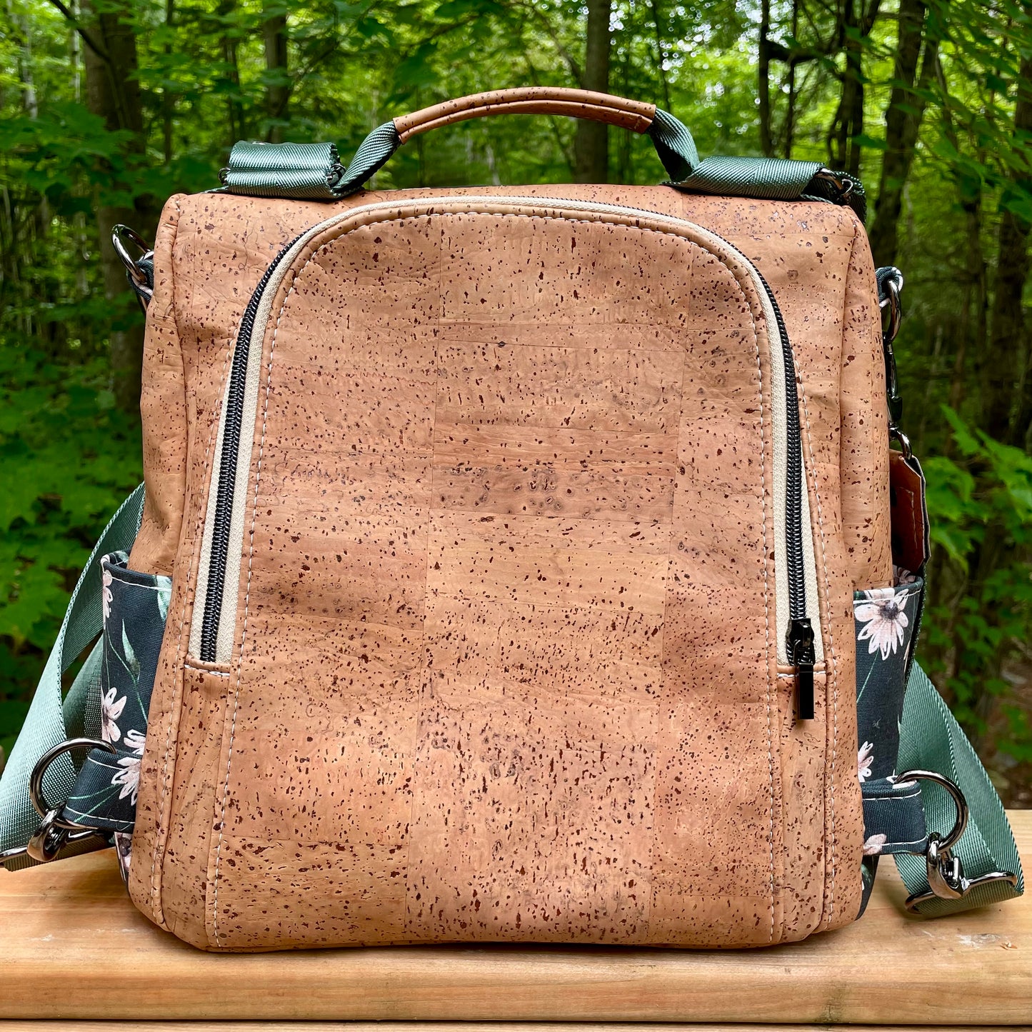 Le Gardien - Sac à dos à motif de fleurs blanches, liège brun pâle.