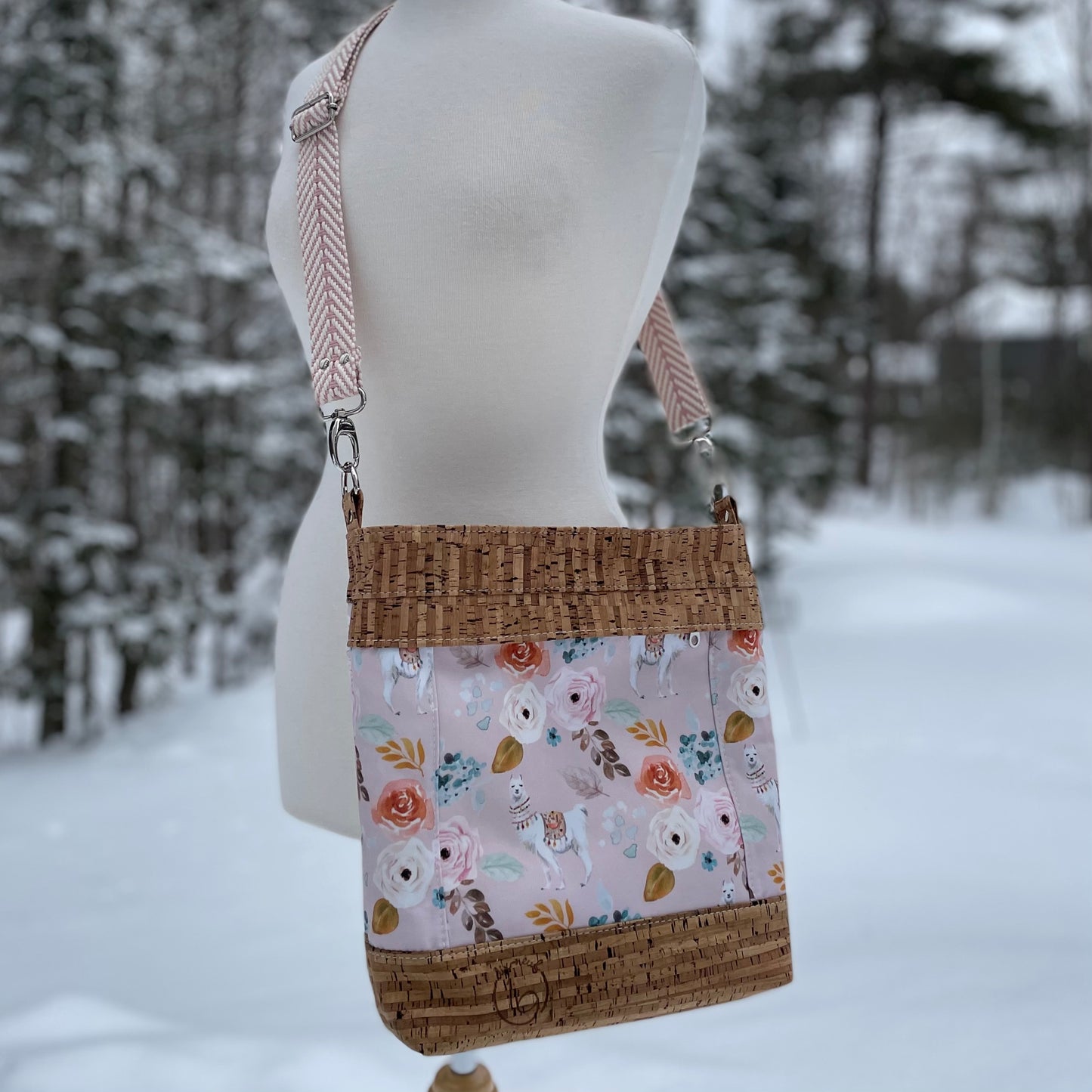 Sac en bandoulière rose à motifs de fleurs et de lamas, liège brun pâle.