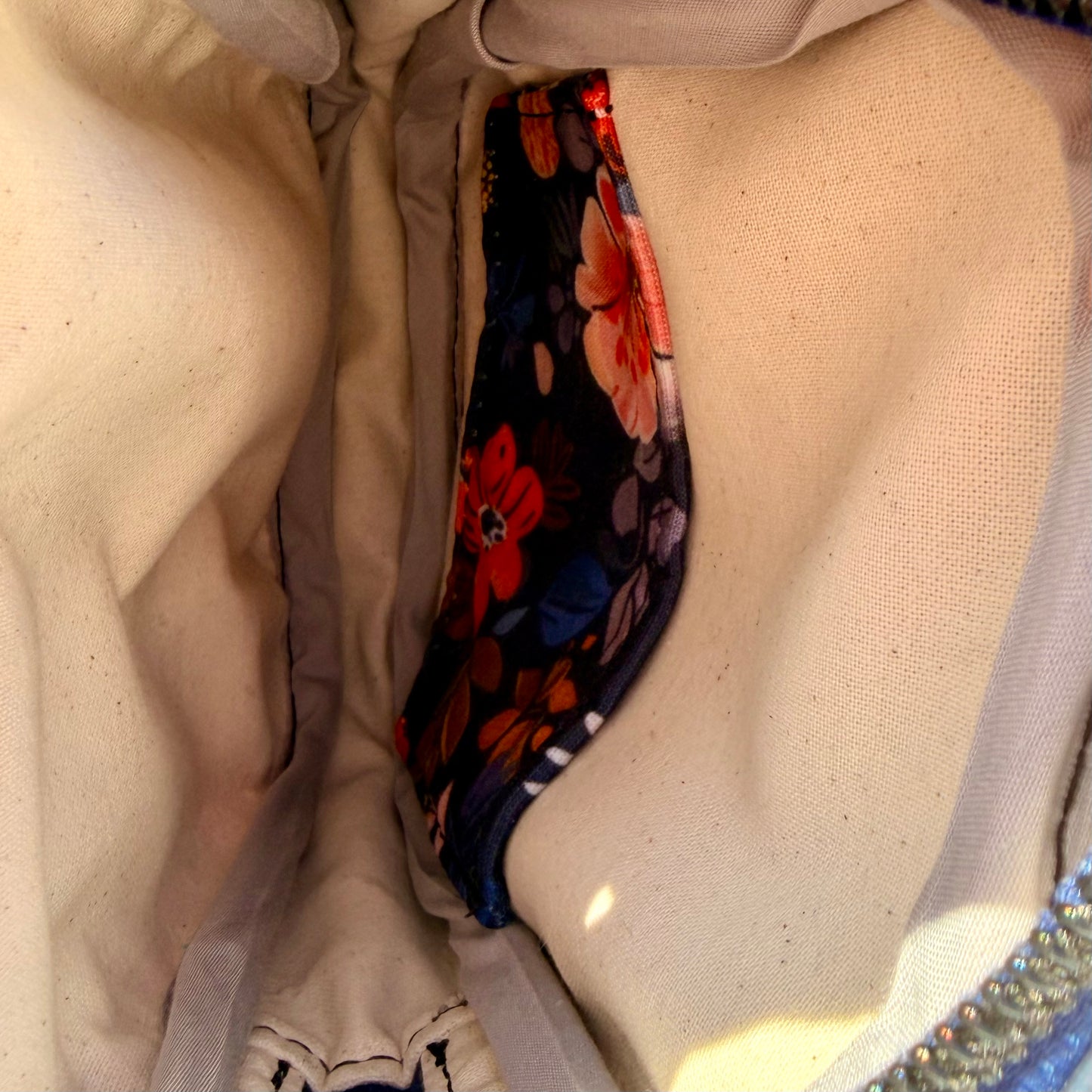 Sac de corps en liège bleu marine au devant en canevas à motifs de fleurs