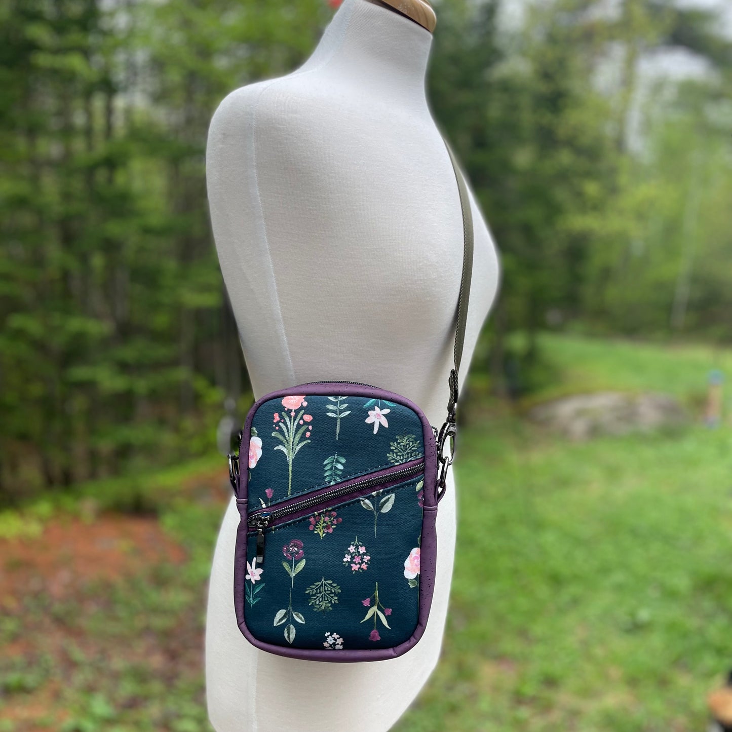Sac bandoulière en liège mauve au devant en canevas foncé à motif de fleurs.