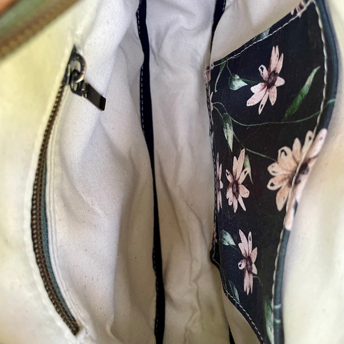 Montréal petit format - Sac à main à motif de fleurs et en liège brun pâle