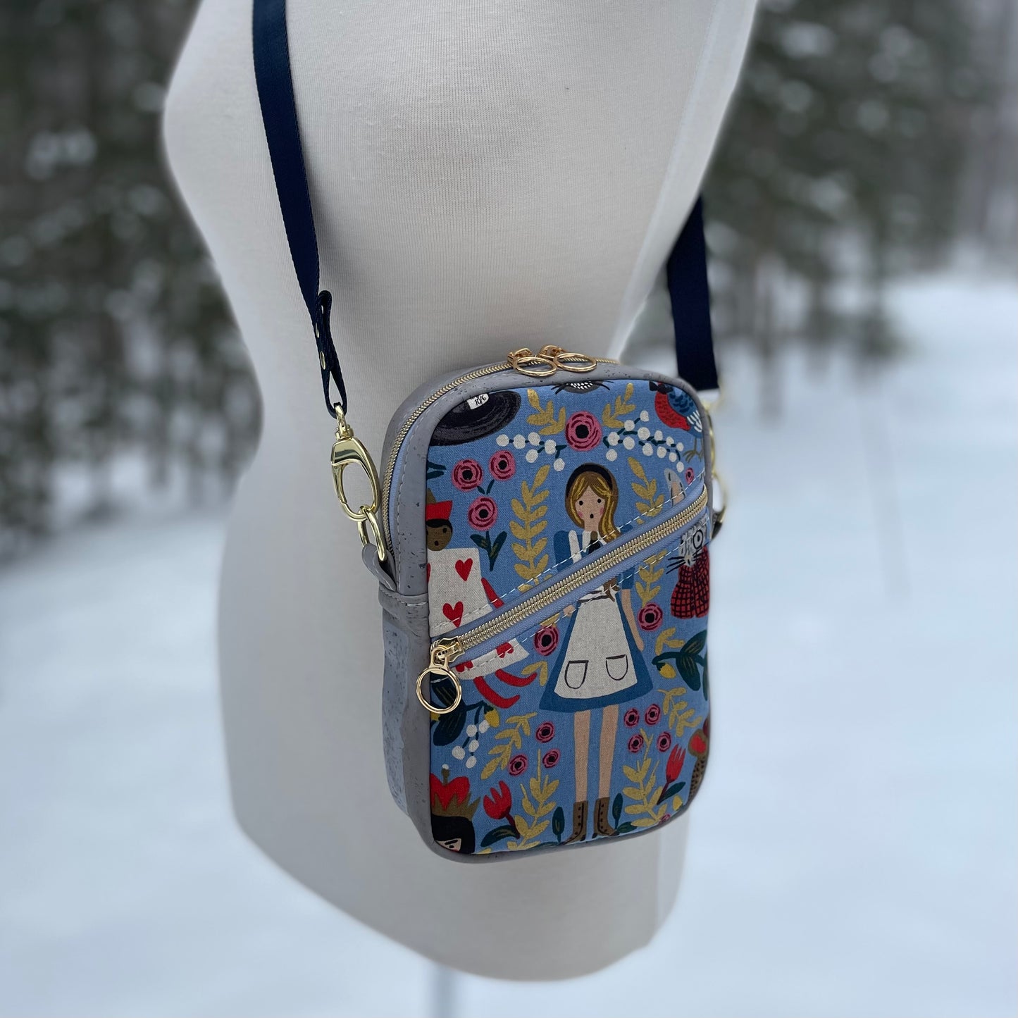 Sac bandoulière en liège gris pâle au devant en canevas coloré à motif inspirés de Alice.