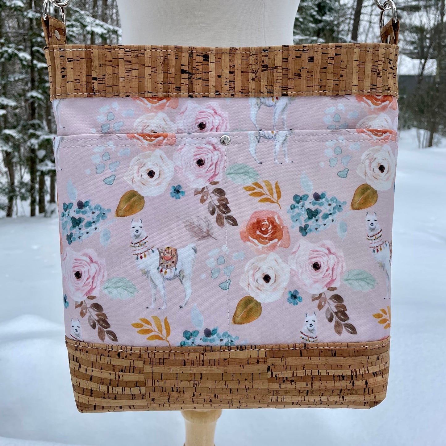 Sac en bandoulière rose à motifs de fleurs et de lamas, liège brun pâle.