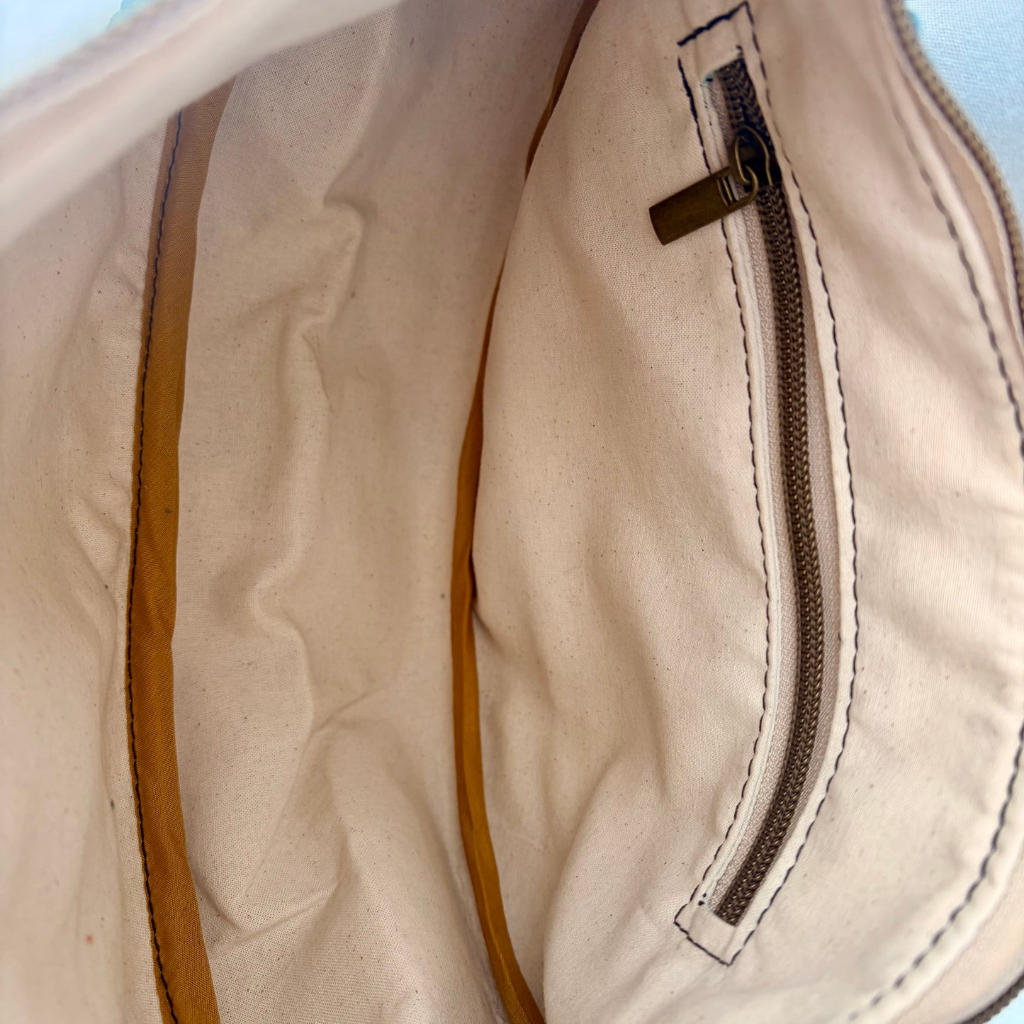 Le Charlevoix - Sac en demi-lune en corduroy uni bleu sarcelle