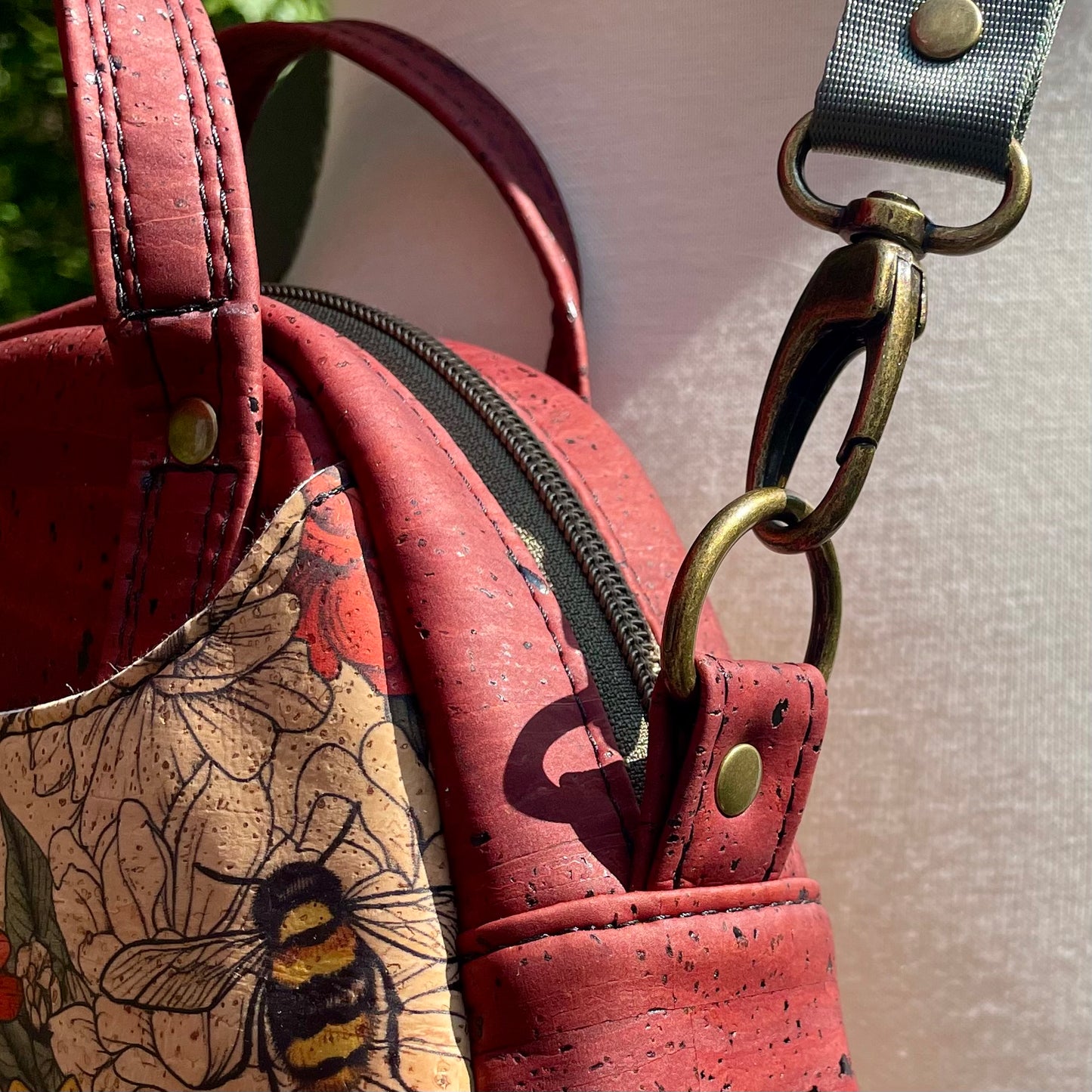 Montréal petit format - Sac à main à motifs tournesols et de d’abeilles et en liège rouge brique
