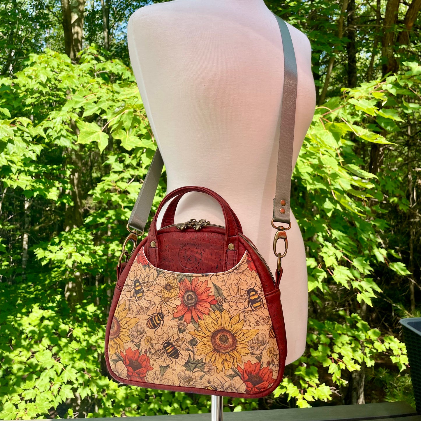 Montréal petit format - Sac à main à motifs tournesols et de d’abeilles et en liège rouge brique