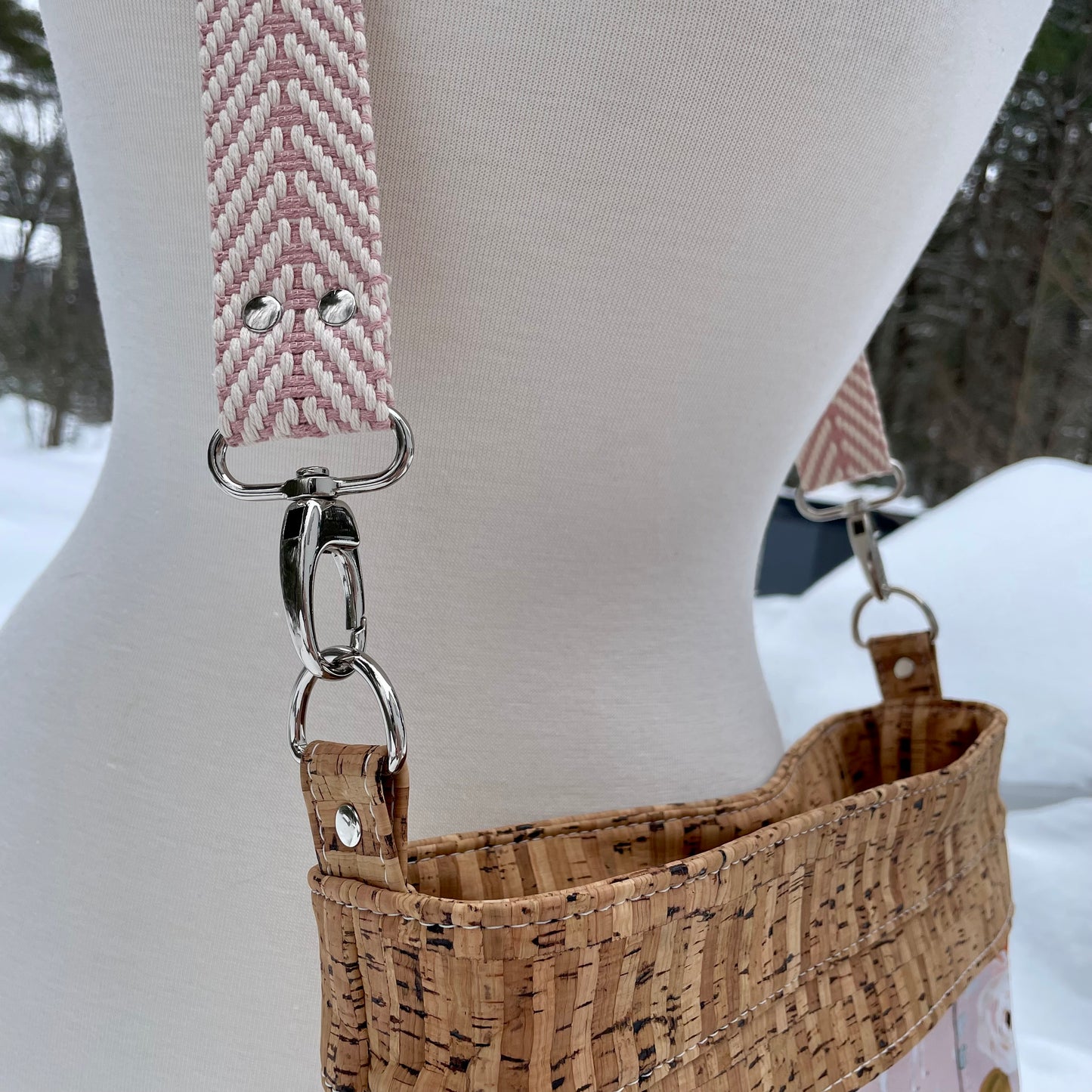 Sac en bandoulière rose à motifs de fleurs et de lamas, liège brun pâle.