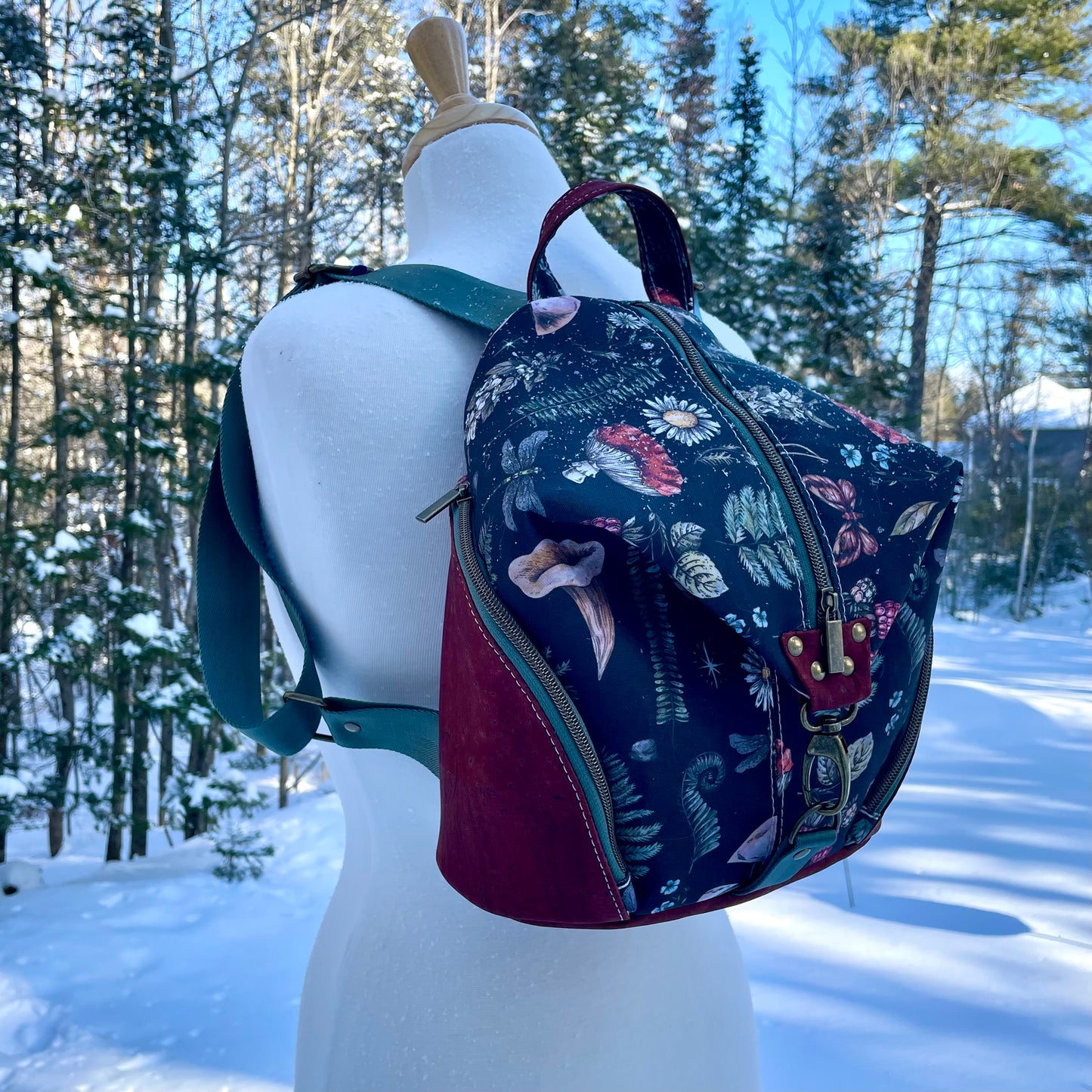 Sac à dos en canvas à motifs de fleurs et de champignons et au liège bourgogne.