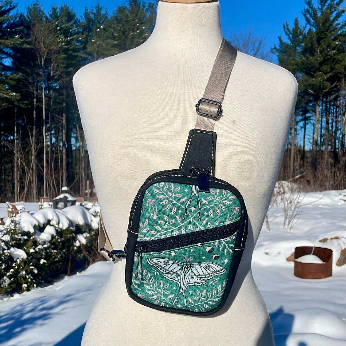 Sac de corps en liège noir au devant en canevas à motifs de papillons.