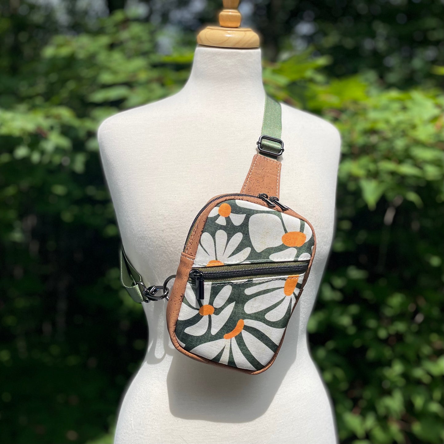 Sac de corps en liège brun pâle au devant en canevas vert à motifs de fleurs