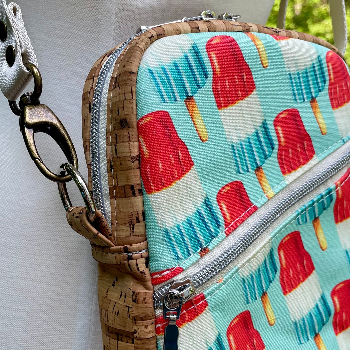 Sac bandoulière en liège naturel au devant en canevas à motif de popsicles