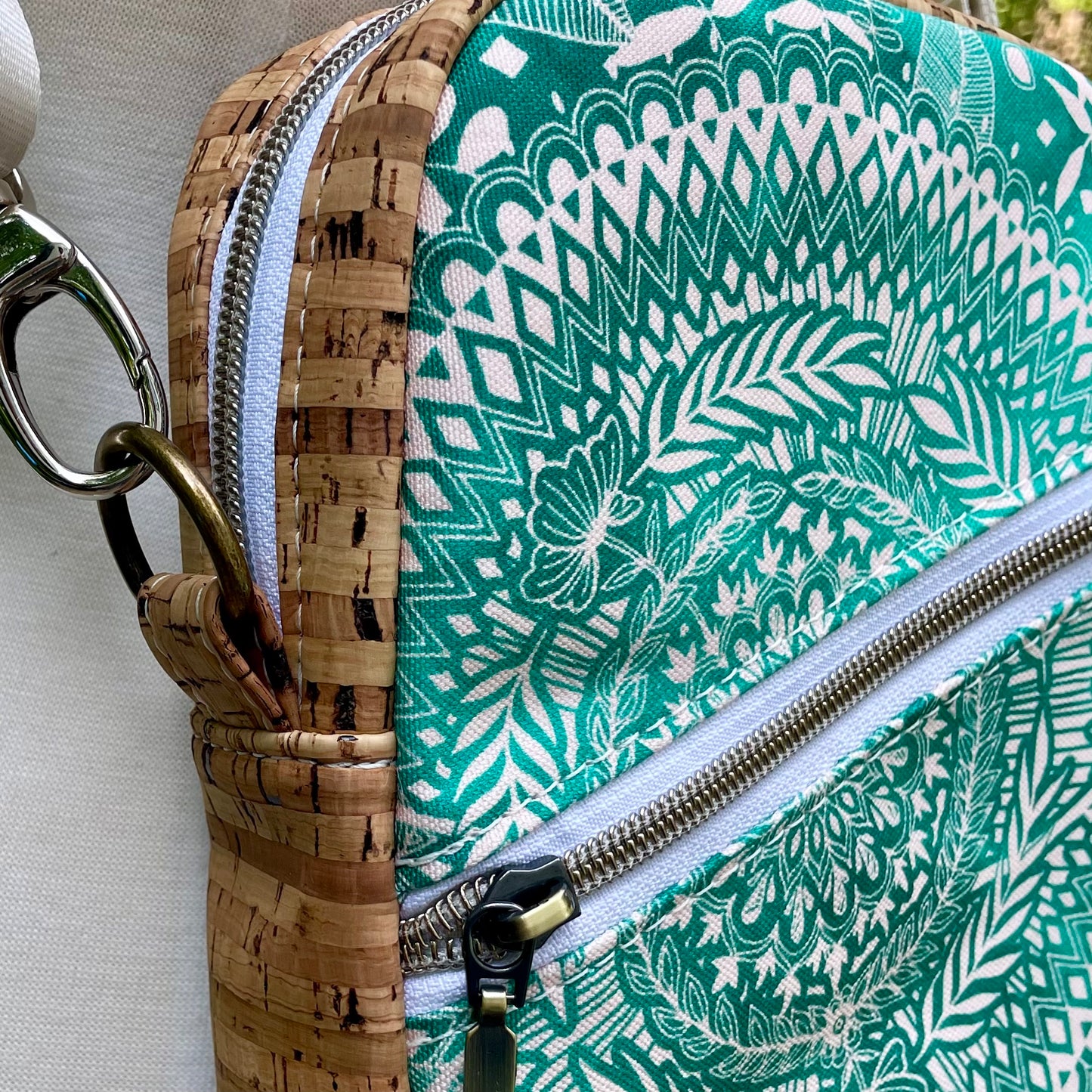 Sac bandoulière en liège naturel au devant en canevas turquoise à motifs de mandalas