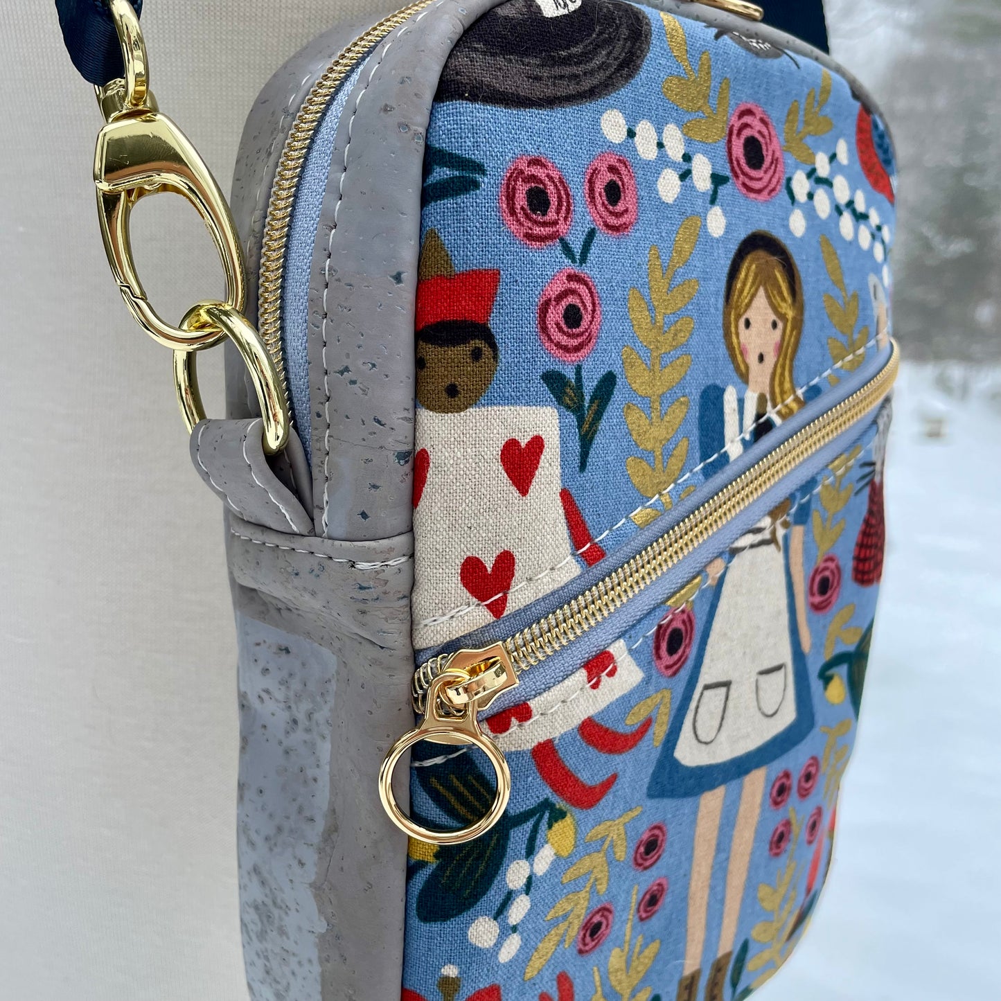 Sac bandoulière en liège gris pâle au devant en canevas coloré à motif inspirés de Alice.