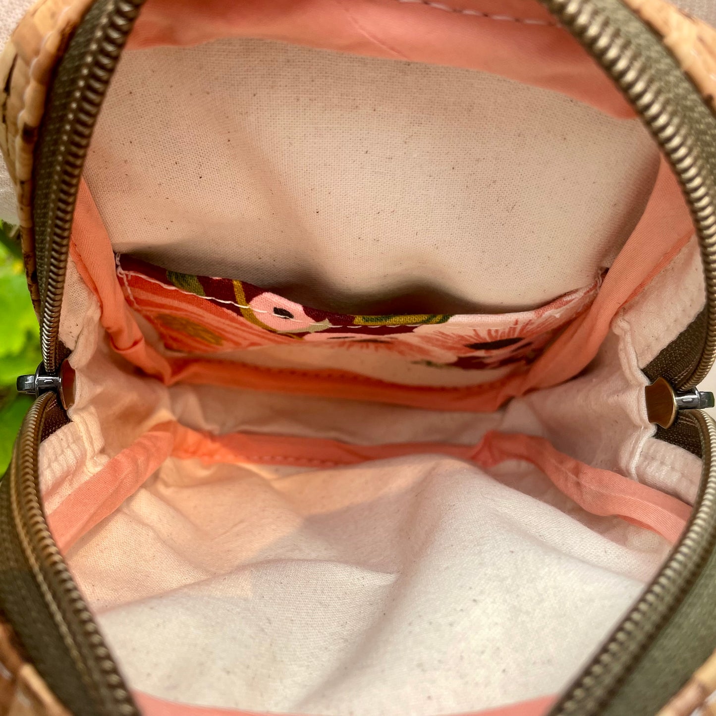 Sac de corps en liège naturel au devant en canevas bourgogne à motifs de fleurs
