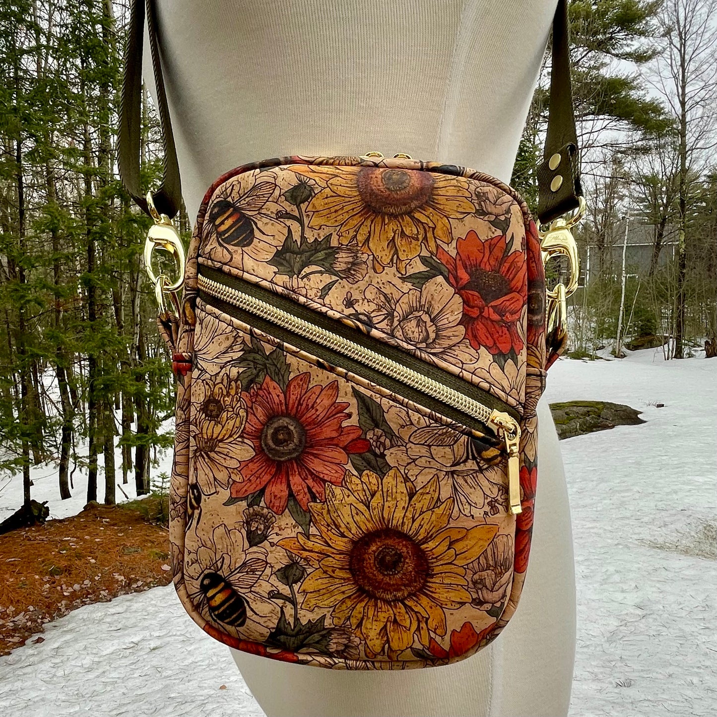 Sac bandoulière en liège à motif de fleurs jaunes et rouges