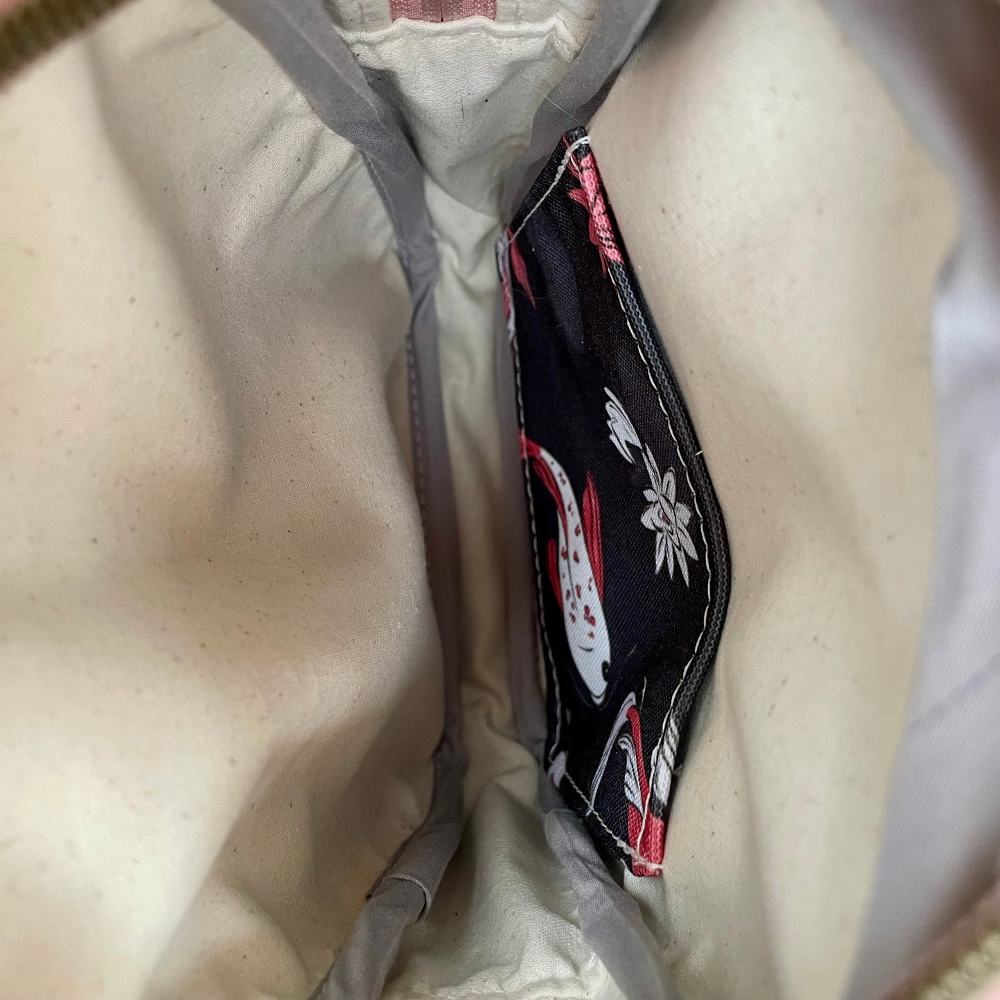 Sac bandoulière en liège gris pâle au devant en canevas à motif de poissons.