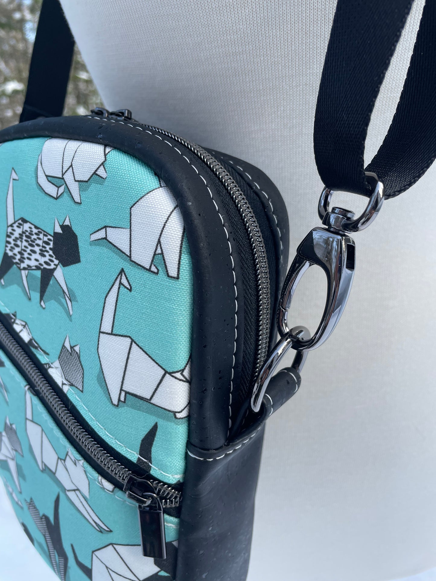 Sac bandoulière en liège noir au devant en canevas à motif de chats.
