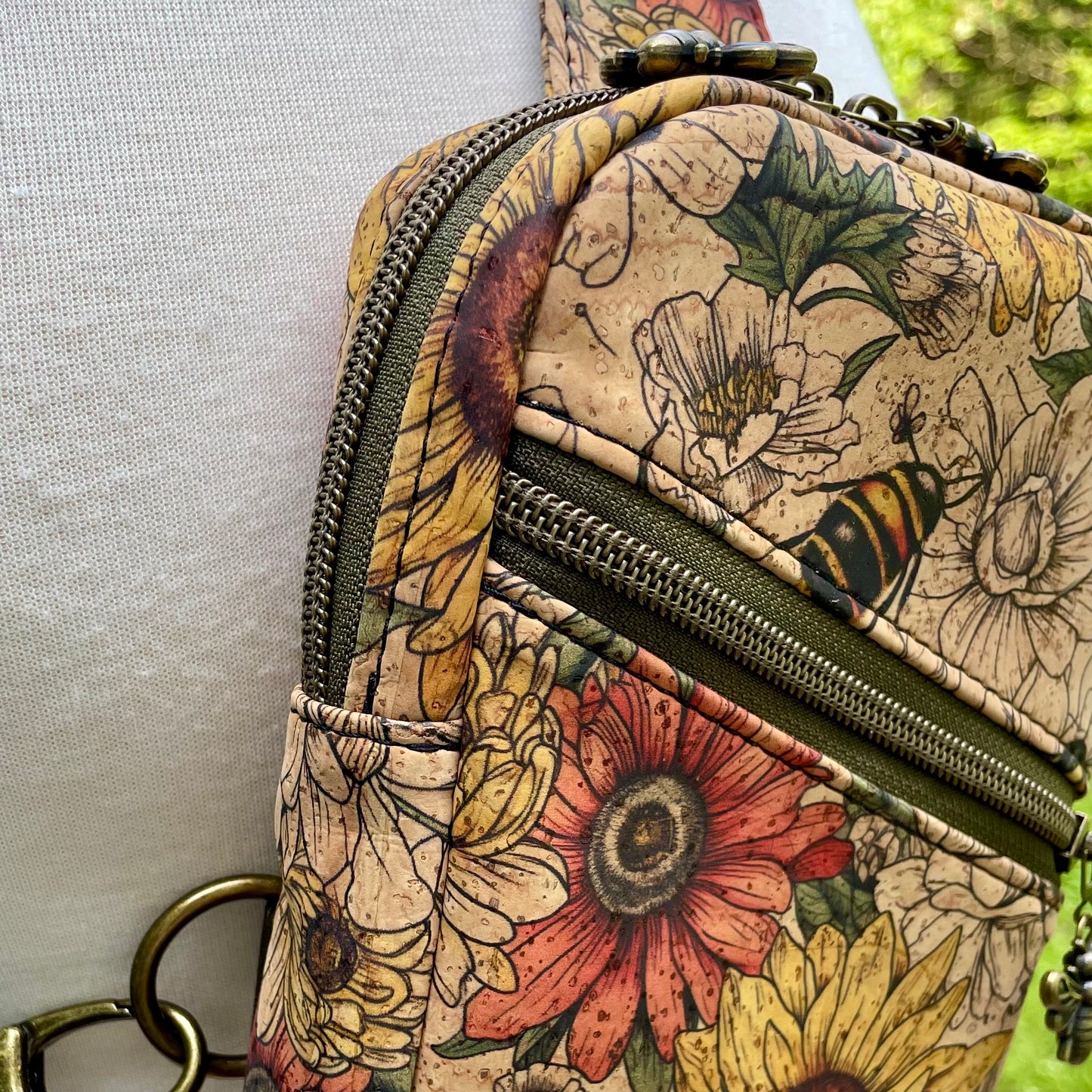 Sac de corps en liège naturel à motif de fleurs et d’abeilles