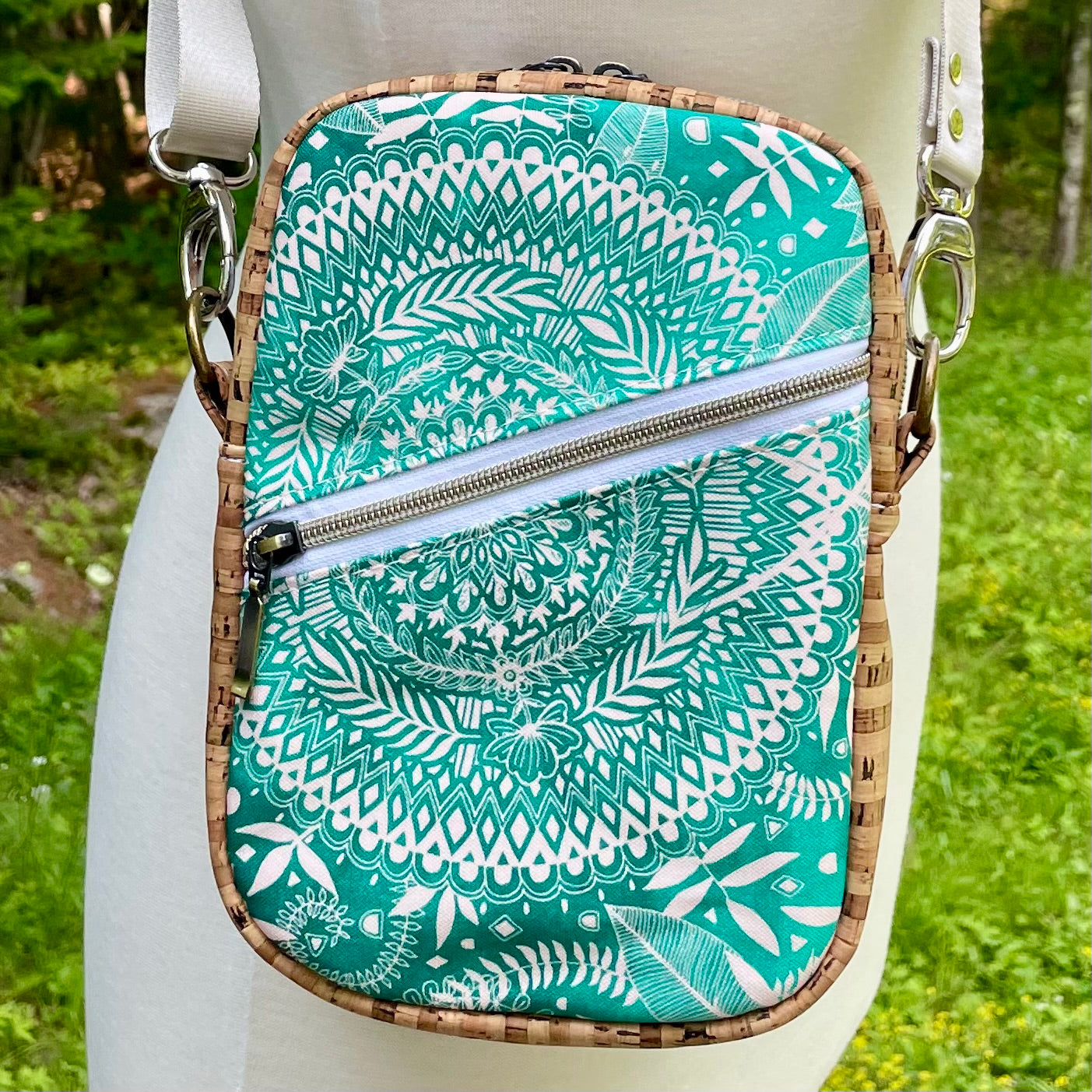 Sac bandoulière en liège naturel au devant en canevas turquoise à motifs de mandalas