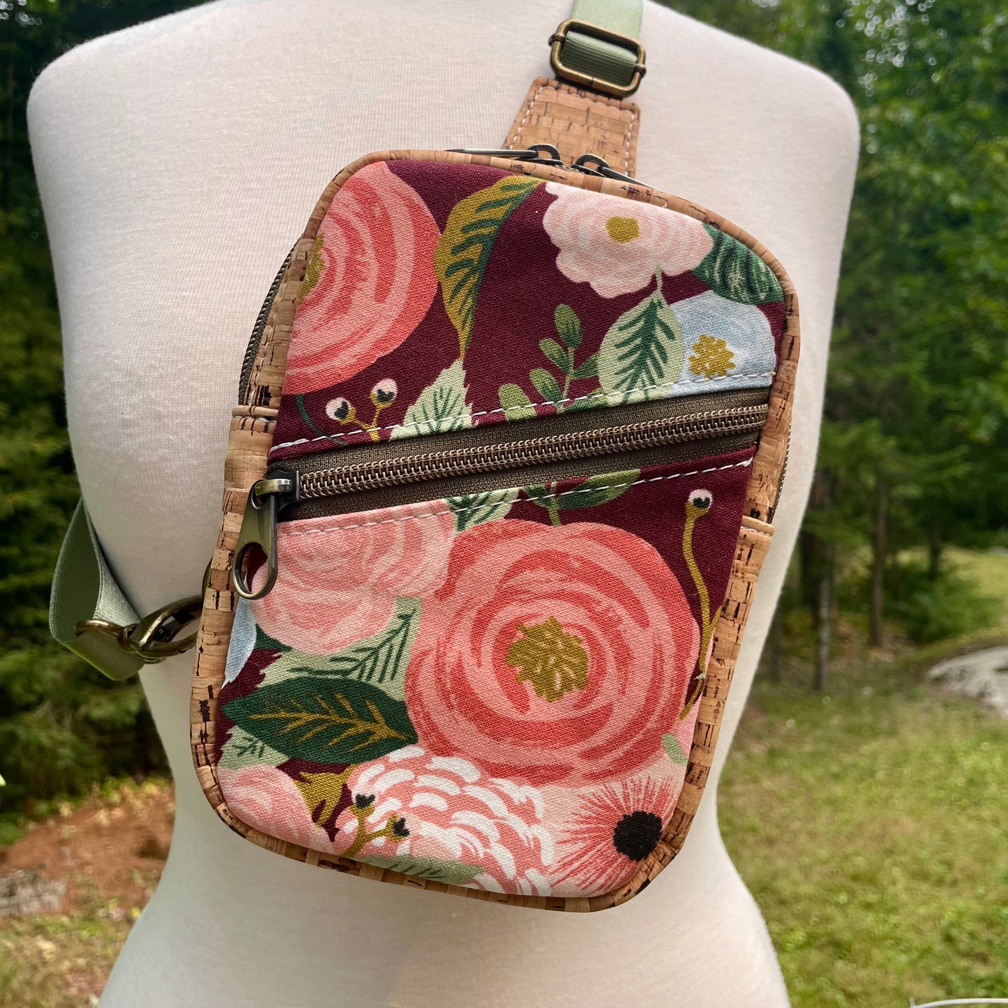Sac de corps en liège naturel au devant en canevas bourgogne à motifs de fleurs