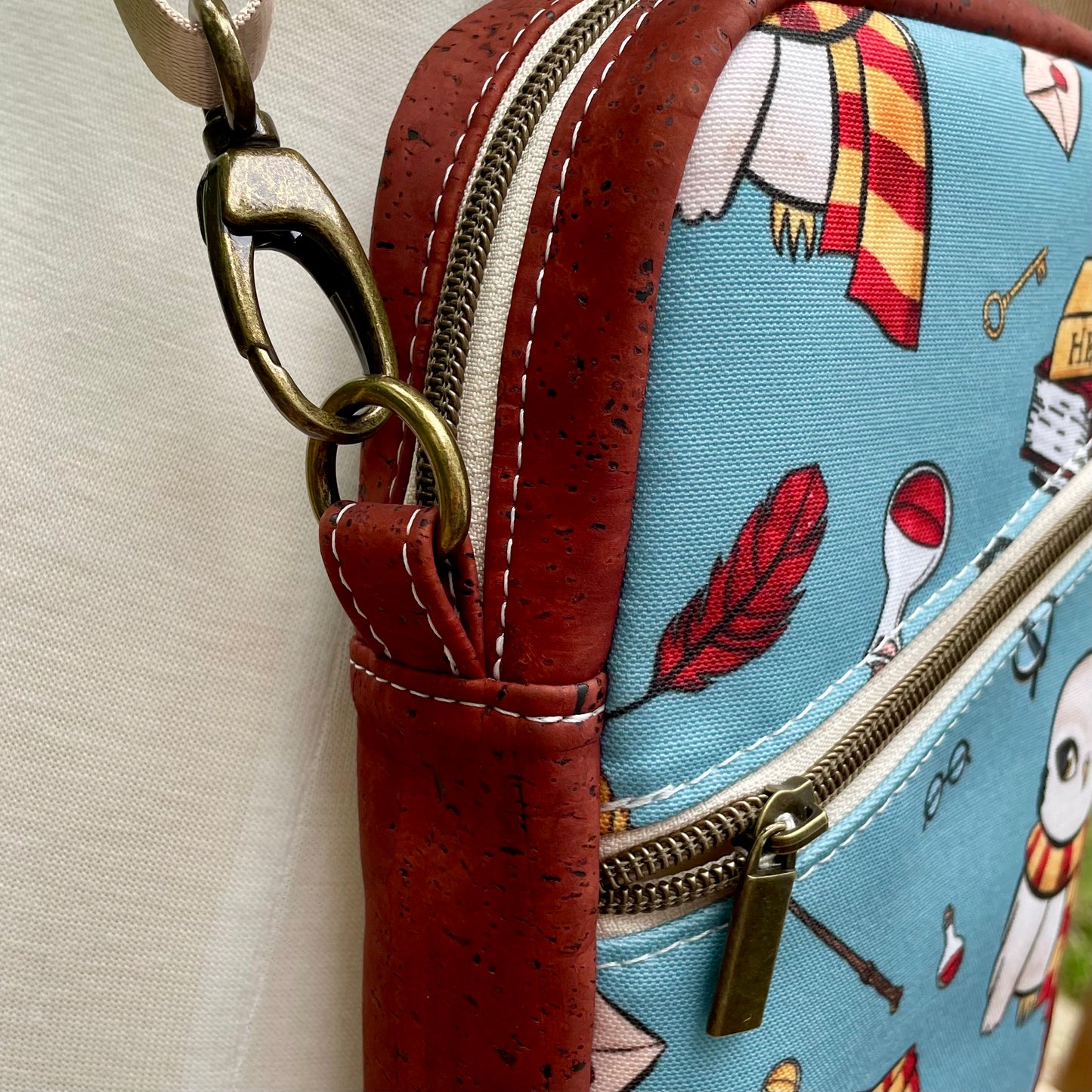 Sac bandoulière en liège bourgogne au devant en canevas à motif de chouette et de livres.