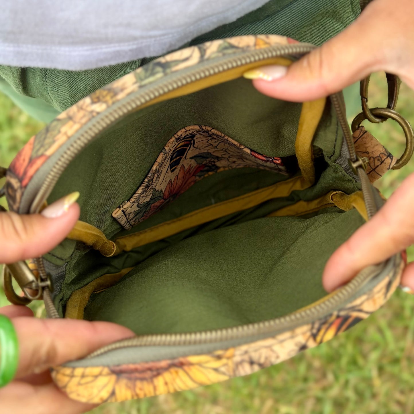 Sac bandoulière en liège à motif de fleurs jaunes et rouges